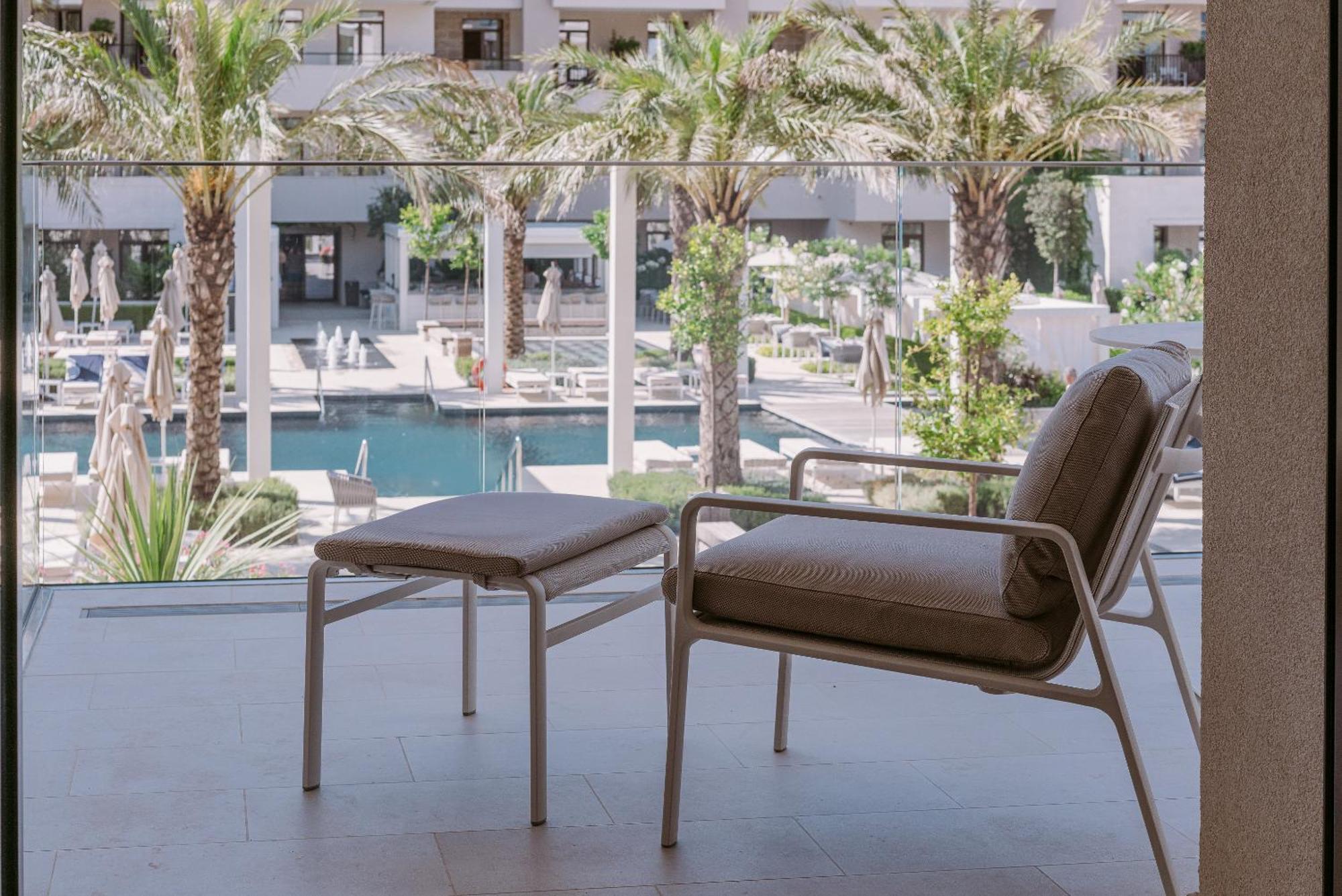 Premium Zimmer mit Kingsize-Bett, Balkon und Poolblick