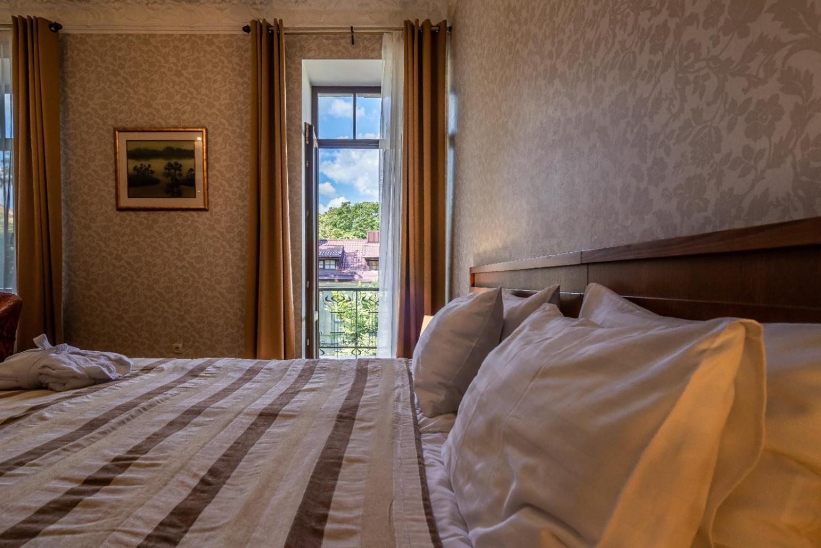 Zimmer mit Queensize-Bett und Balkon