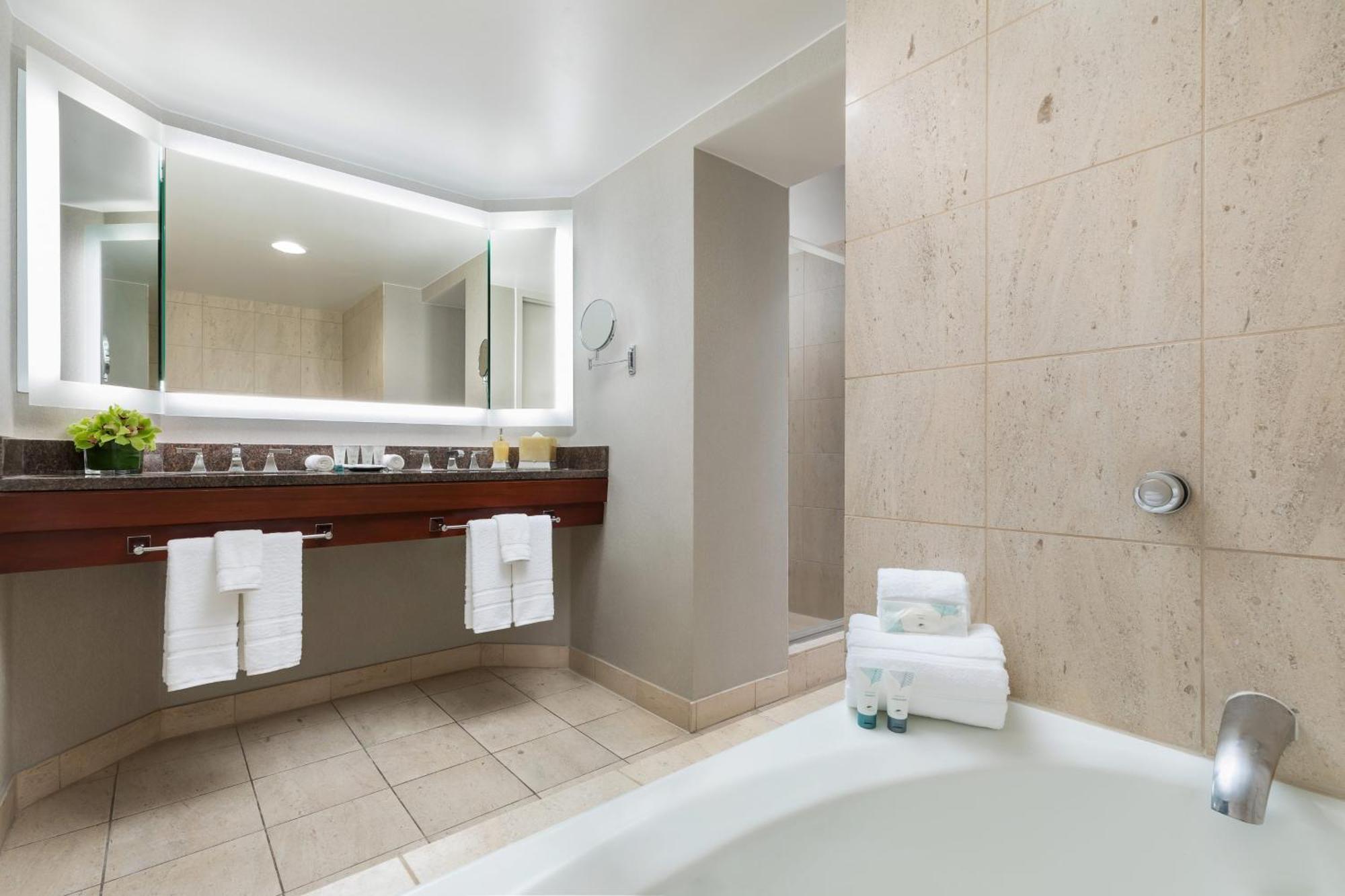 Präsidentensuite mit 1 Kingsize-Bett und seitlichem Meerblick - oberste Etage