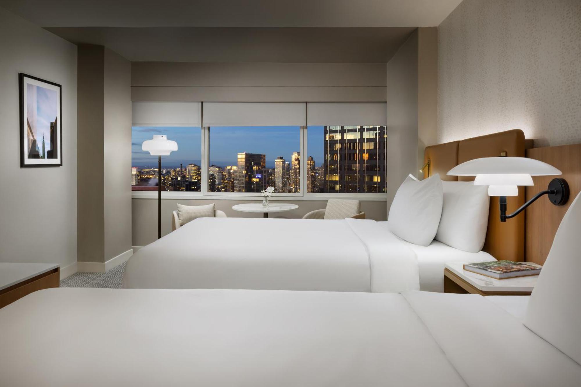Doppelzimmer mit 2 Doppelbetten und Stadtblick