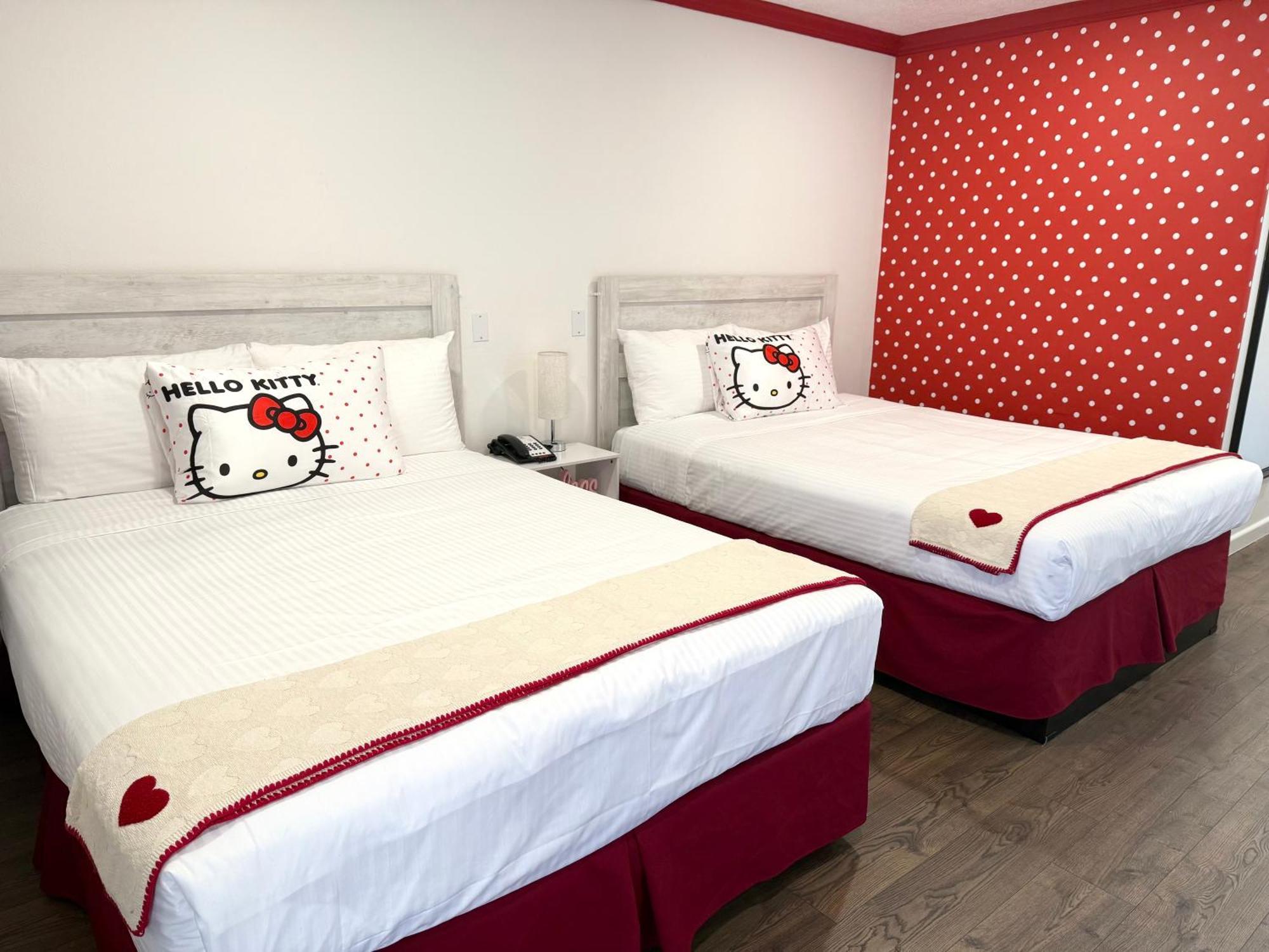 Kitty Character Suite - 2 Queen Beds