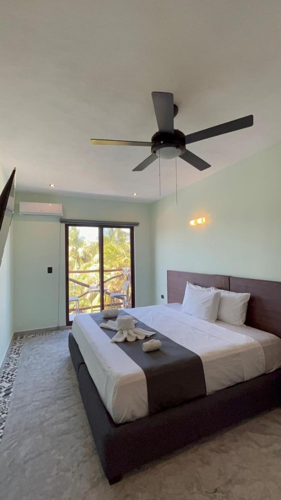 Zimmer mit Queensize-Bett und Balkon