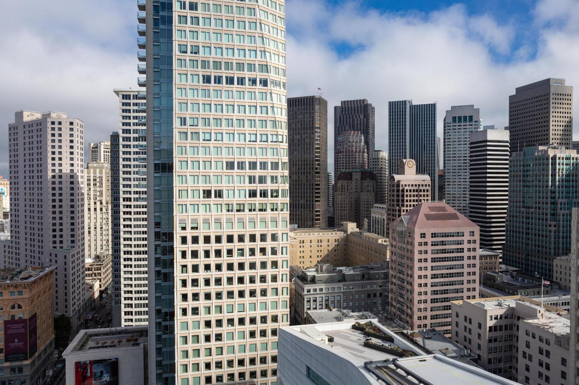 Corner King Studio Suite City View