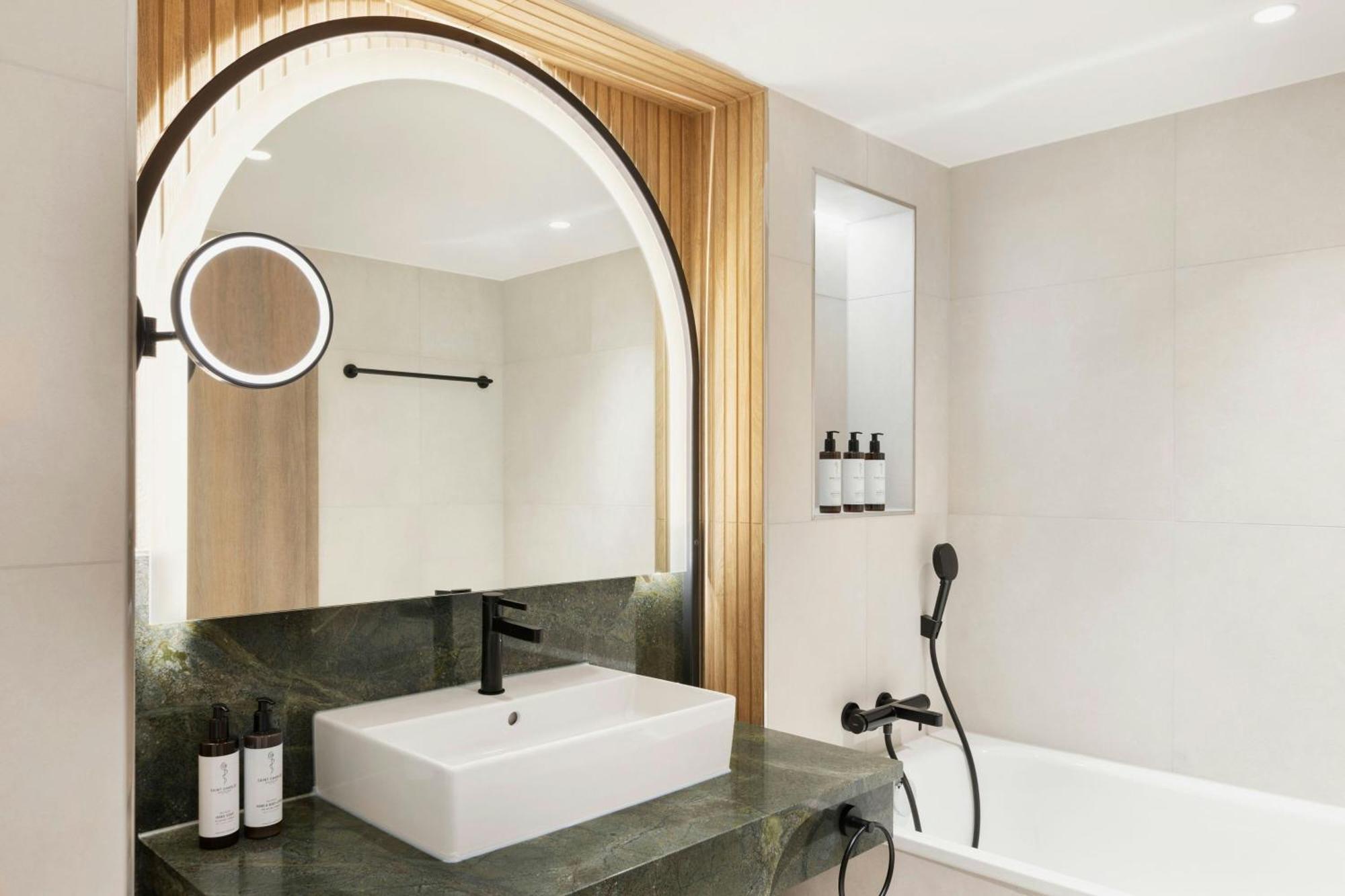 Junior Suite mit Kingsize-Bett und Blick auf die Kirche