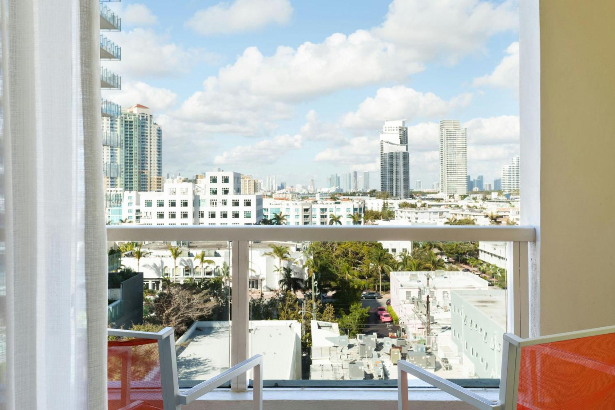 Zimmer mit Kingsize-Bett, Blick auf die Skyline und angepasster Badewanne – barrierefrei, für Hörgeschädigte geeignet.