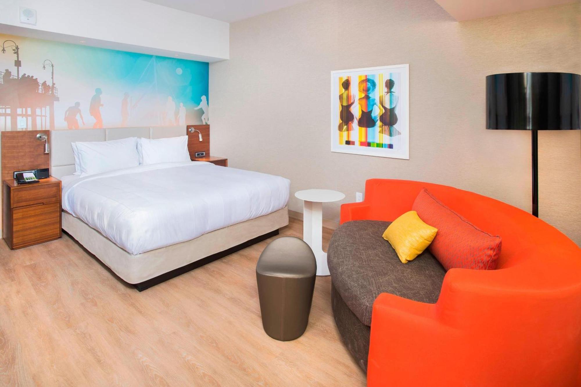 Zimmer mit Kingsize-Bett und Schlafsofa