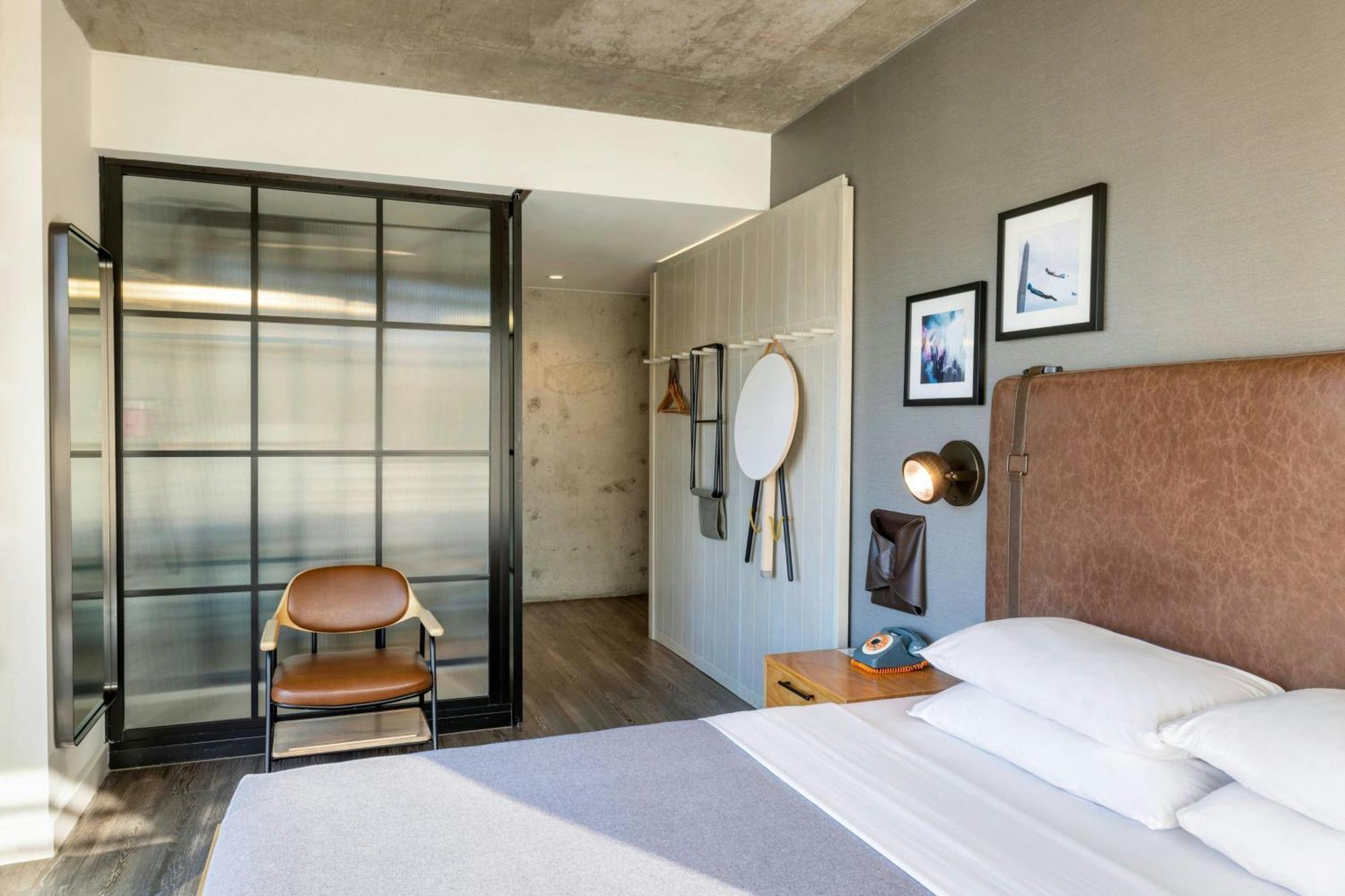 Eckzimmer mit Kingsize-Bett und Stadtblick