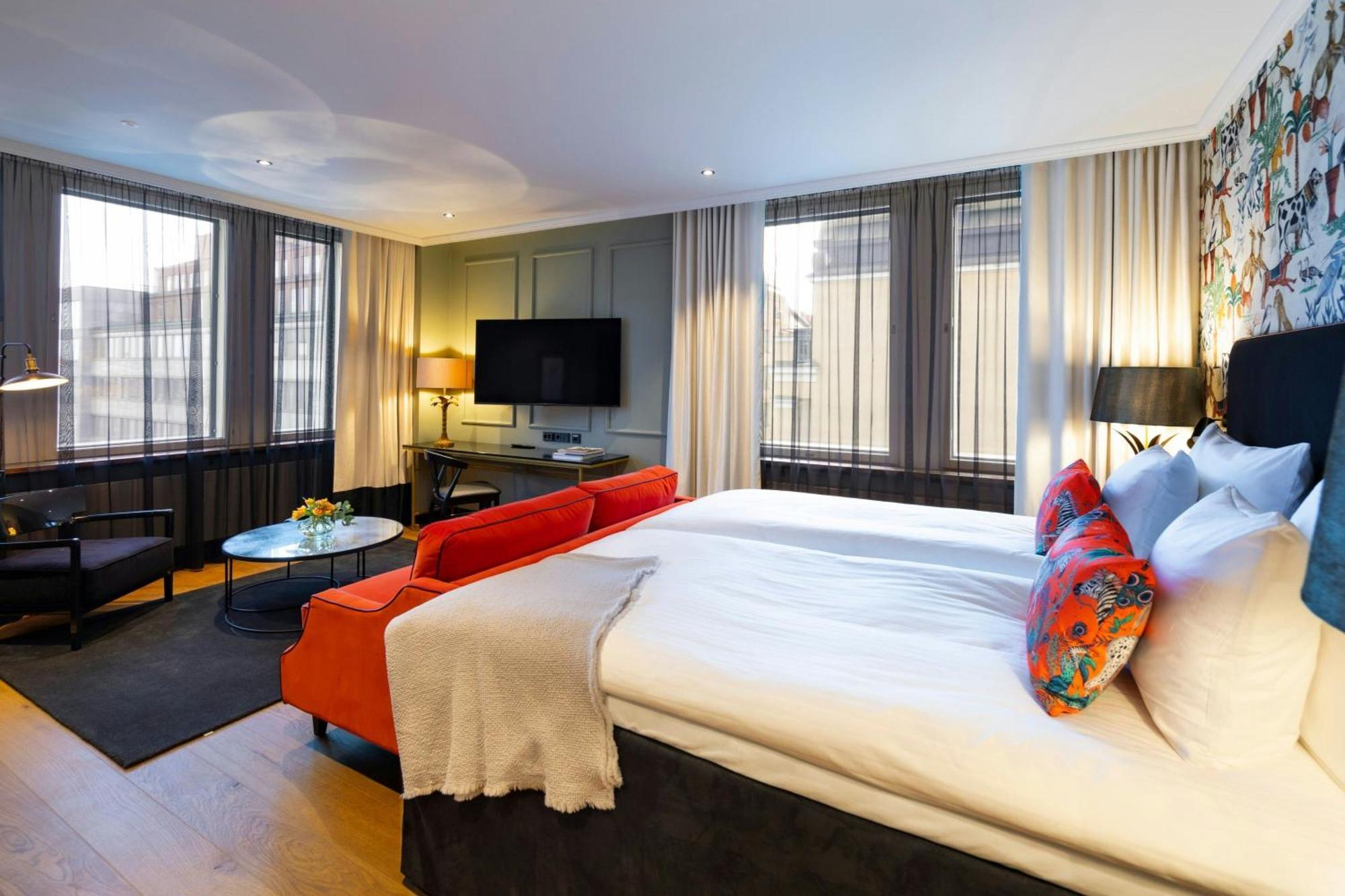 größeres Eckzimmer mit 1 Kingsize-Bett