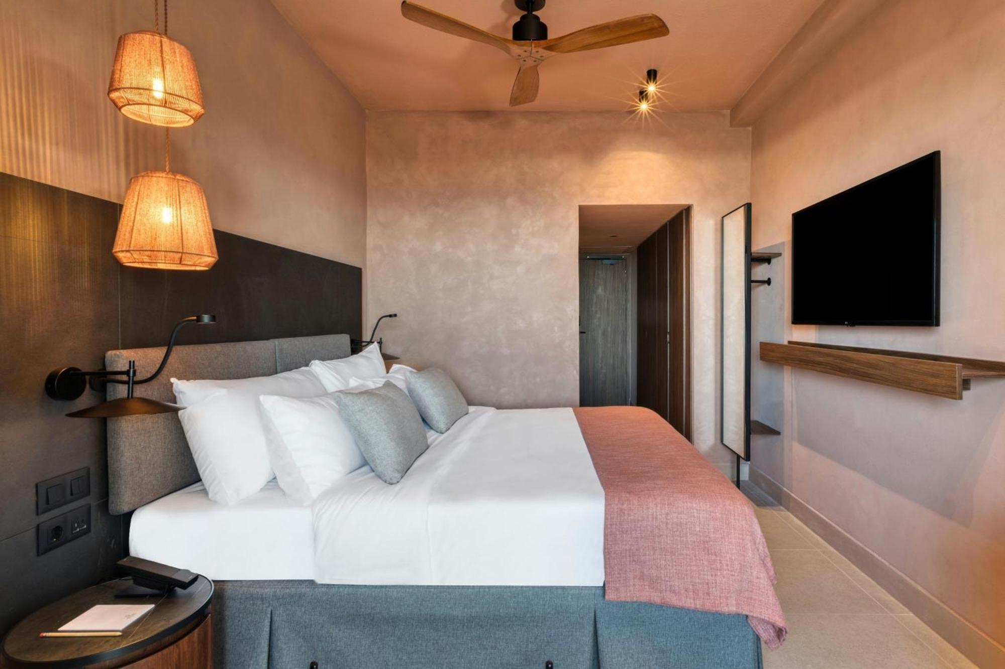 Zimmer Inland Retreat mit Kingsize-Bett und Blick ins Landesinnere