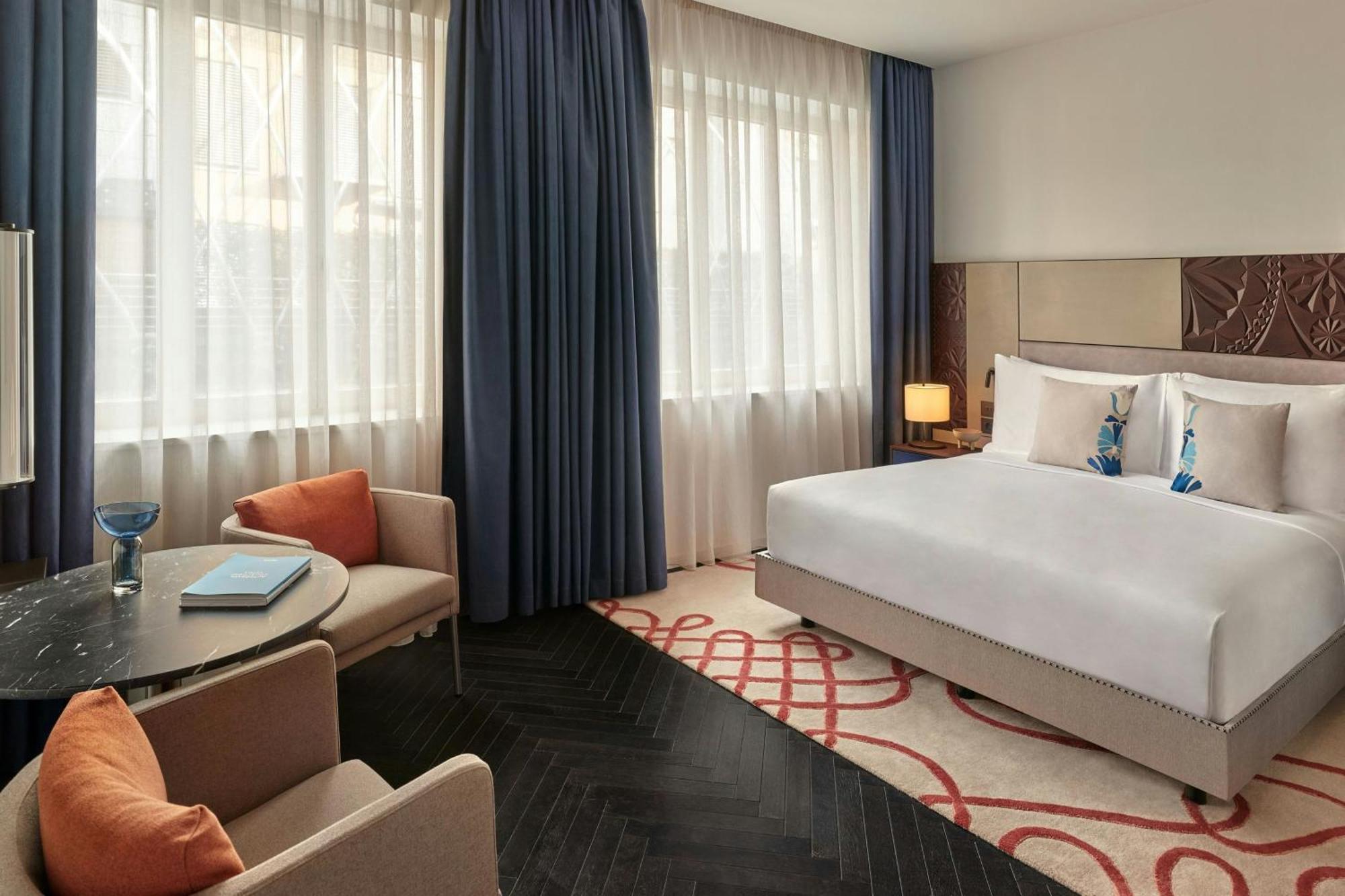 Modernes Superior Zimmer mit Kingsize-Bett und Straßenblick