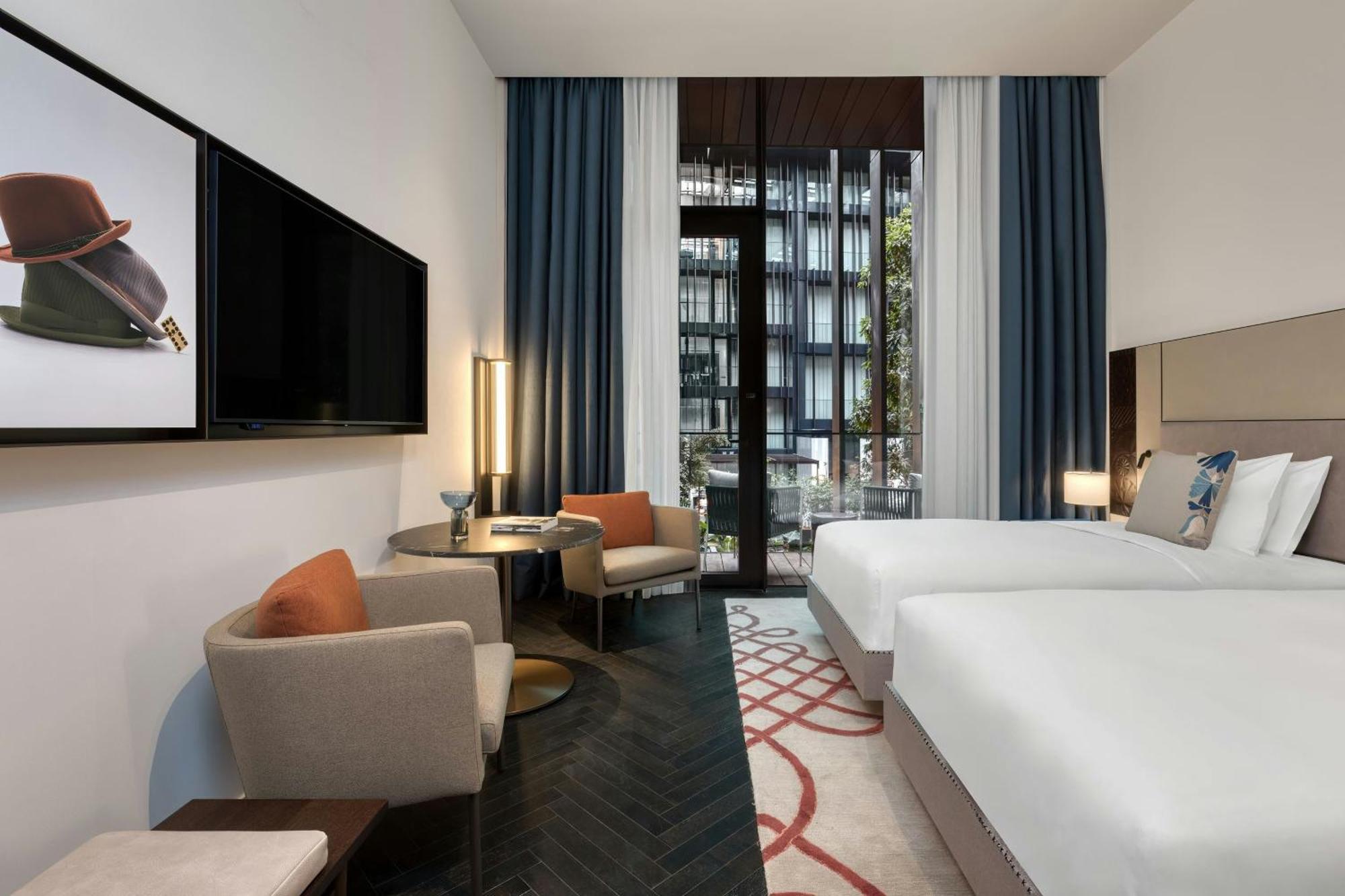 Zweibettzimmer Atrium mit 2 Einzelbetten, Balkon und Blick auf das Atrium