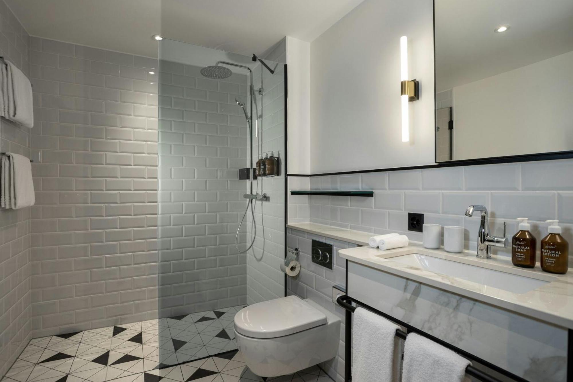 Grand Superior Zimmer mit Kingsize-Bett und Balkon