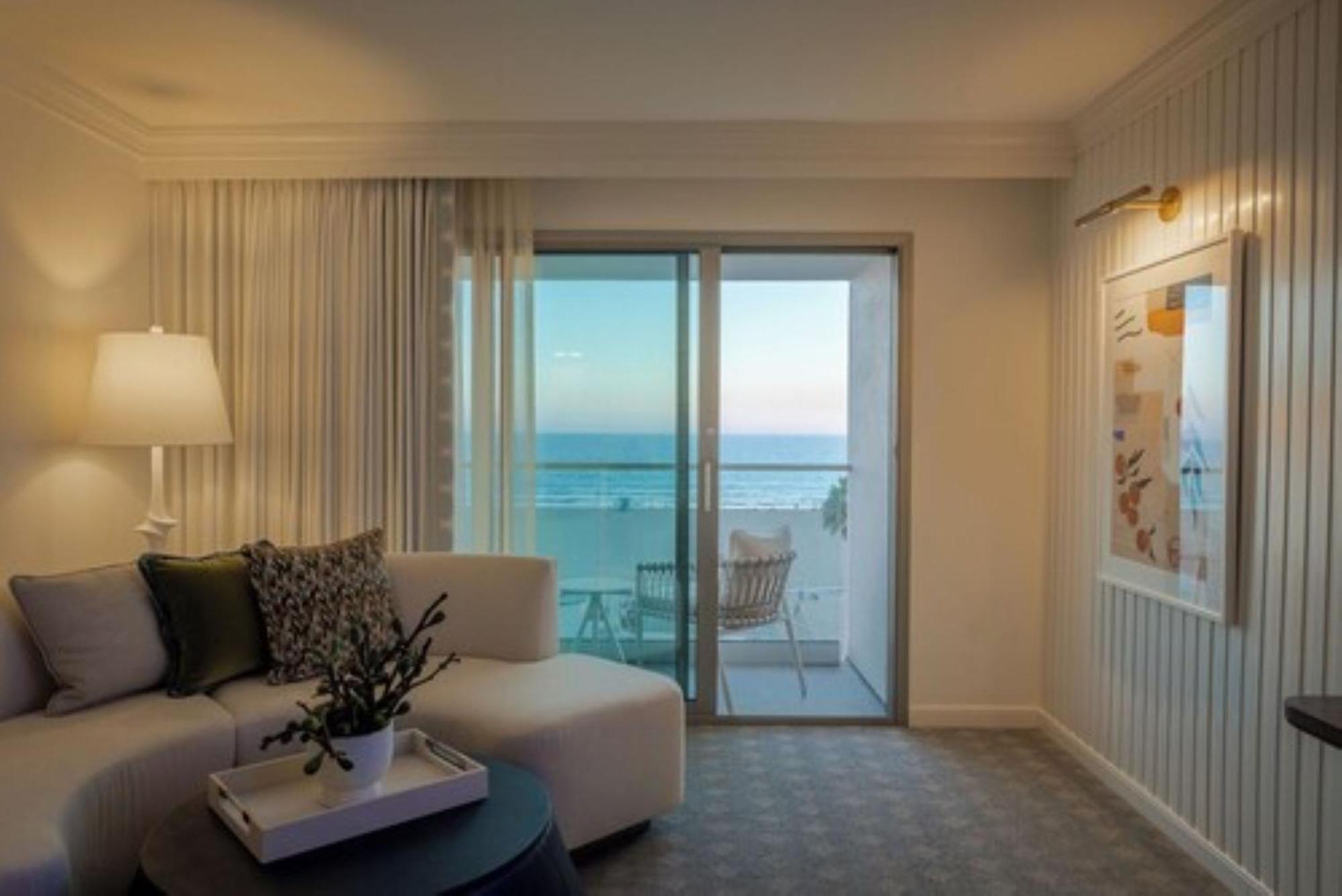 Zimmer mit Kingsize-Bett, Meerblick und Balkon