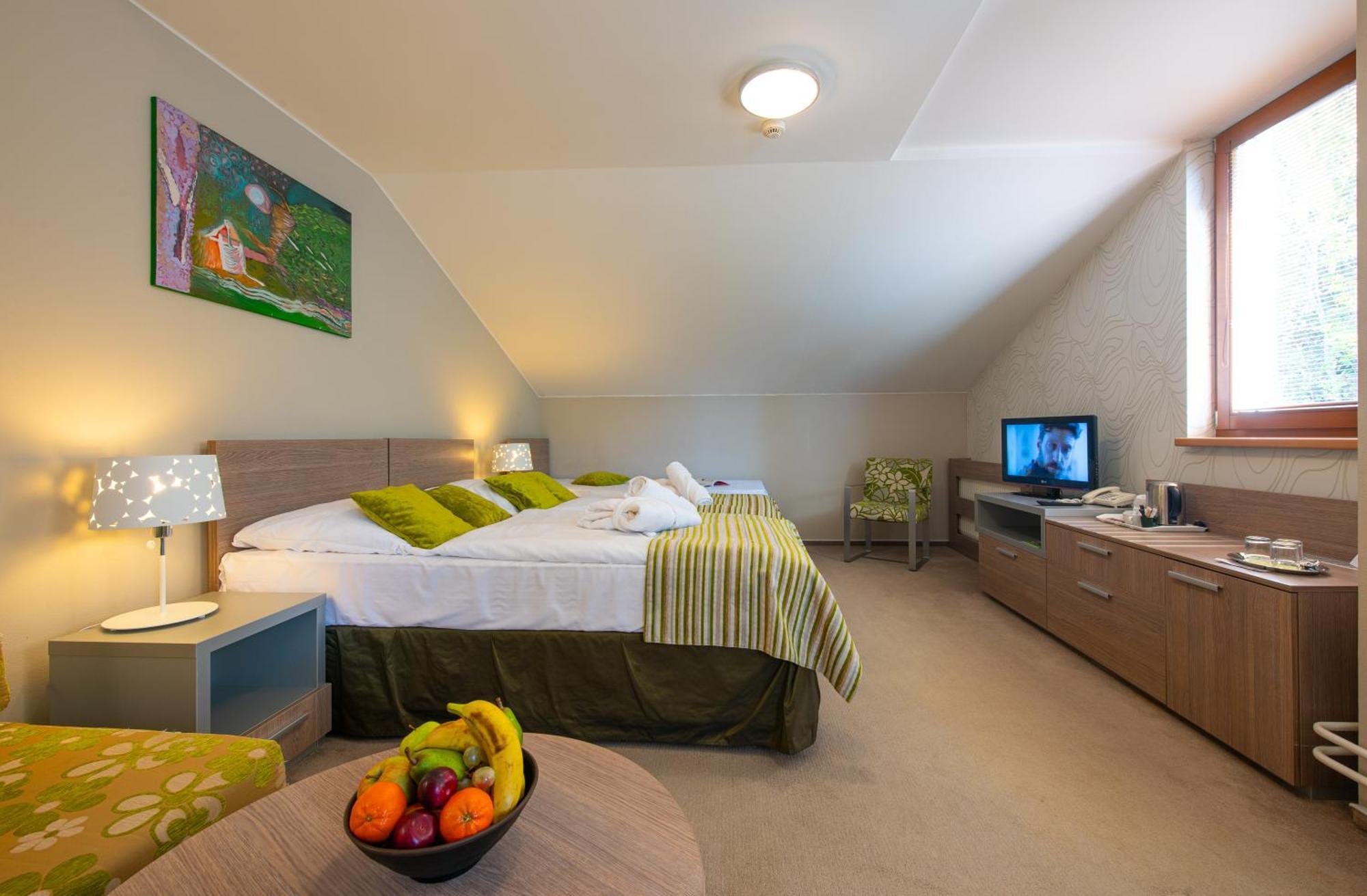 Doppel-/Zweibettzimmer mit Balkon