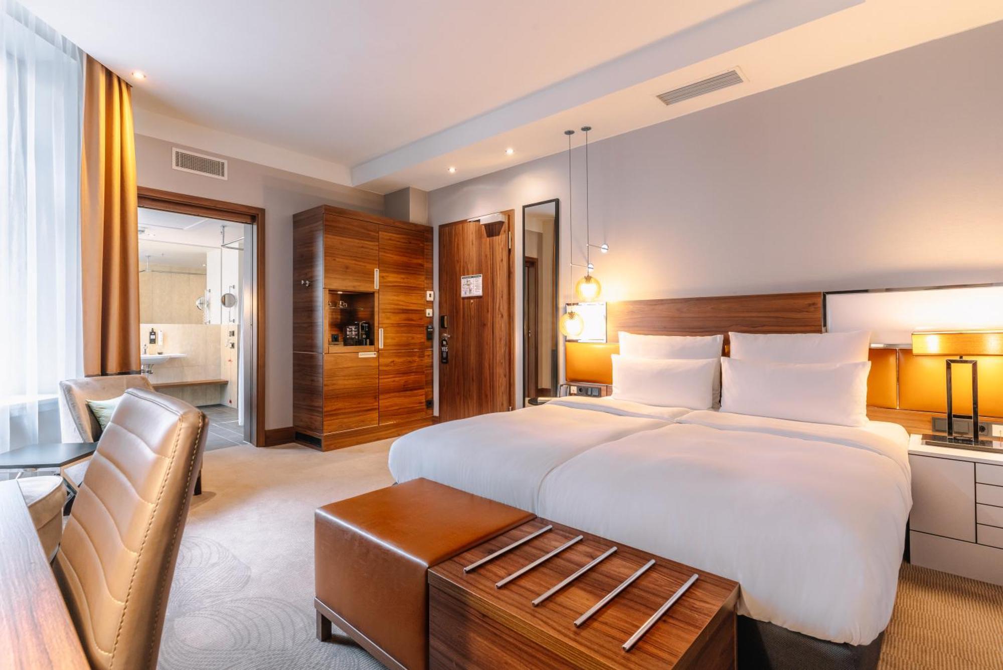 Barrierefreies Zimmer mit Kingsize-Bett