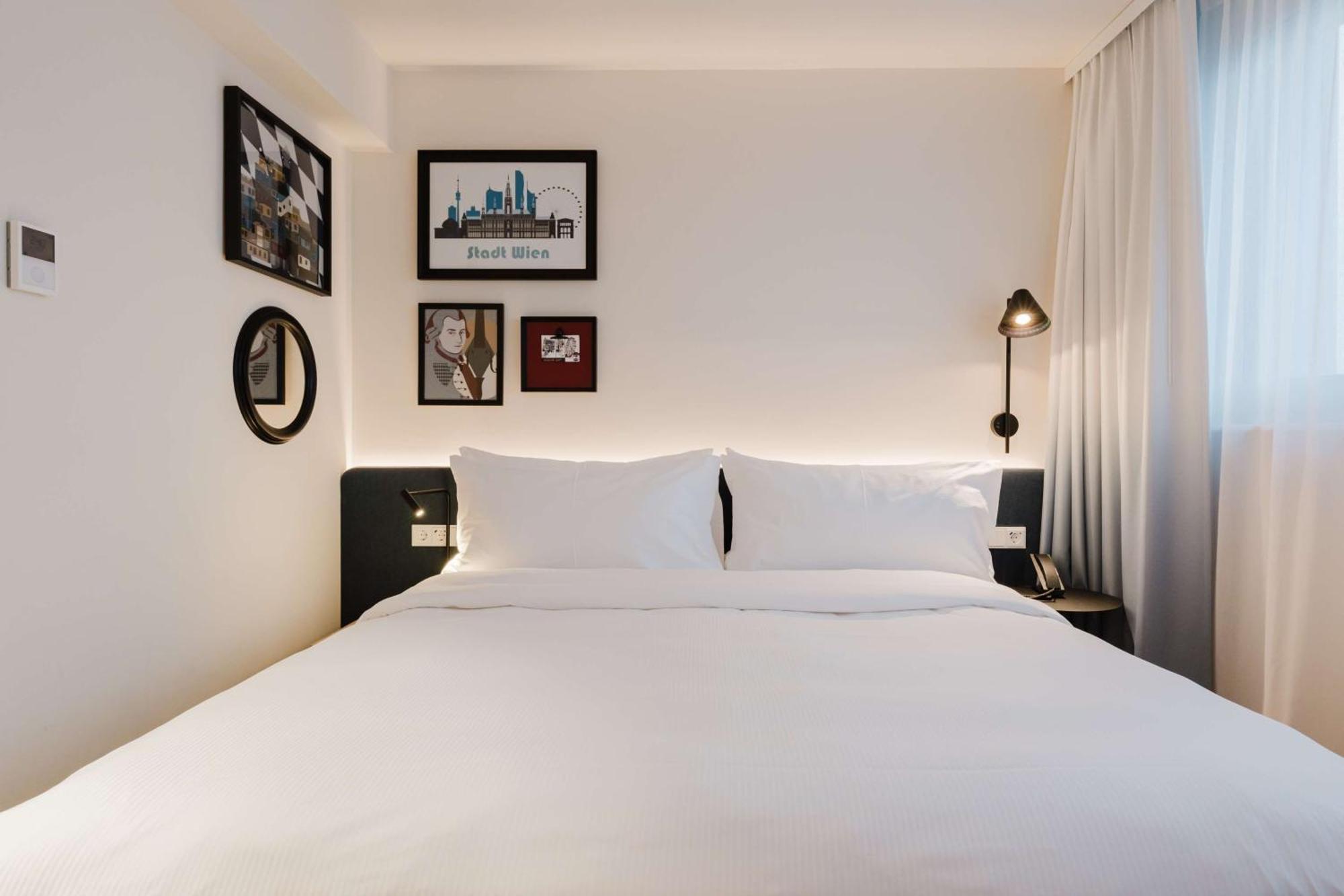 Zimmer mit Kingsize-Bett und Schlafsofa