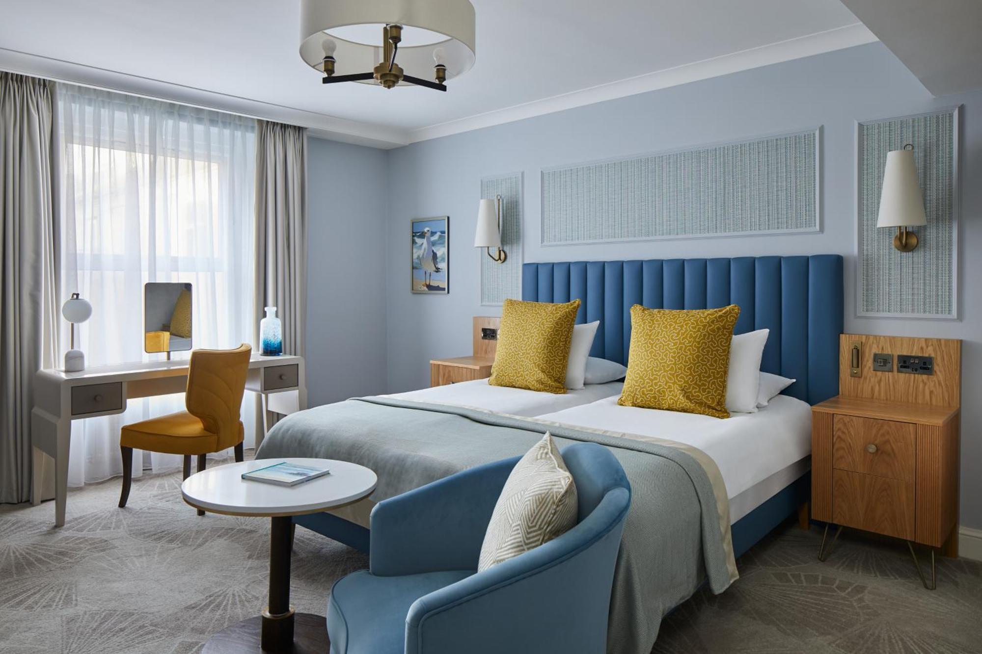 Superior Zimmer mit Kingsize-Bett und Blick auf das Inland