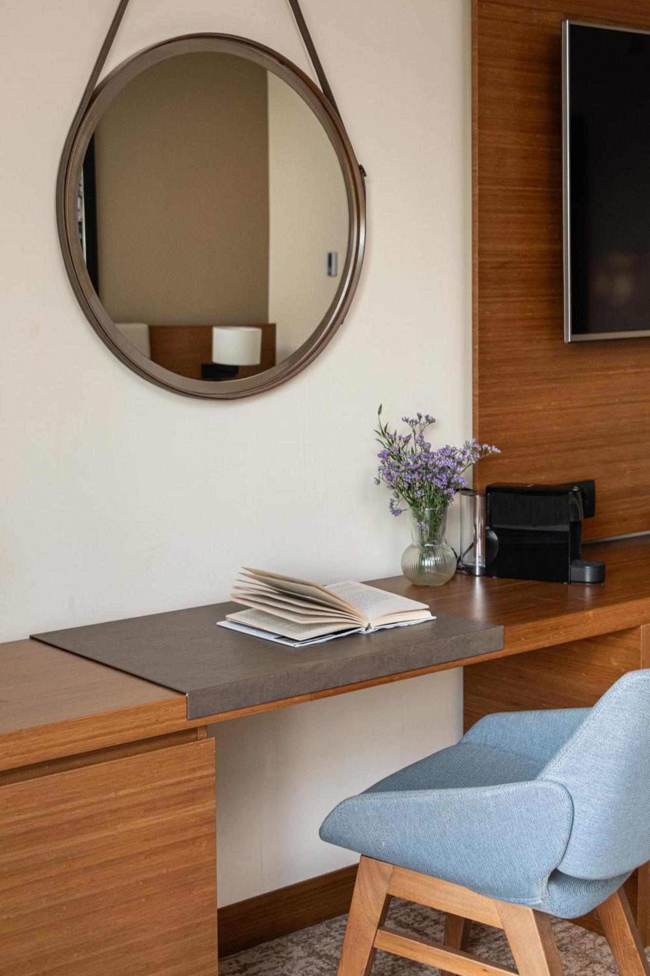 Zimmer mit Kingsize-Bett, Poolblick und Zugang zum Club