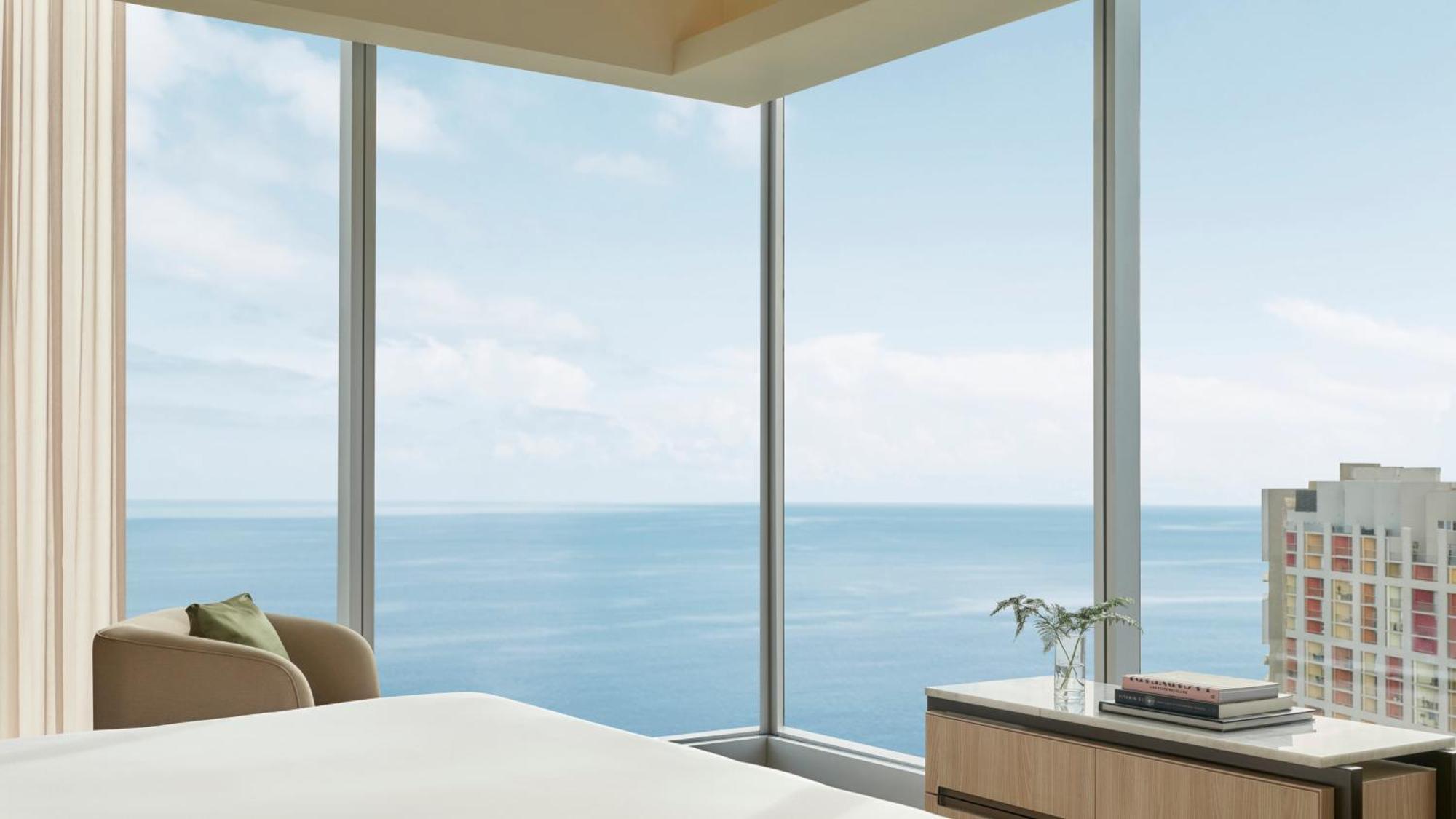Grand Zimmer mit Kingsize-Bett und Meerblick