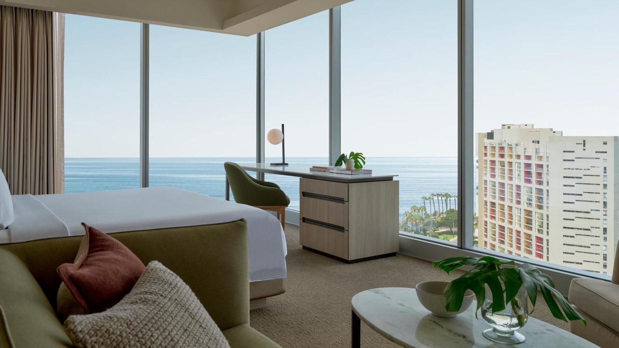 Suite mit Kingsize-Bett und Stadtblick