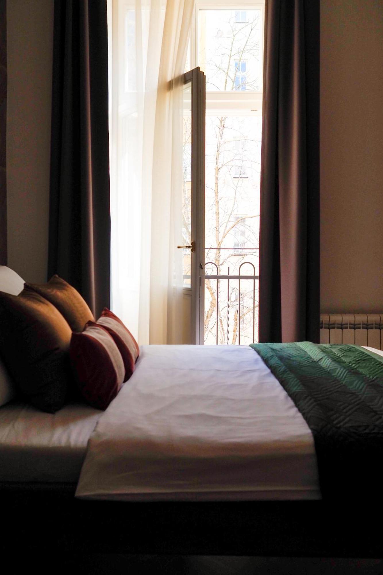 Studio mit Schlafsofa und Flussblick
