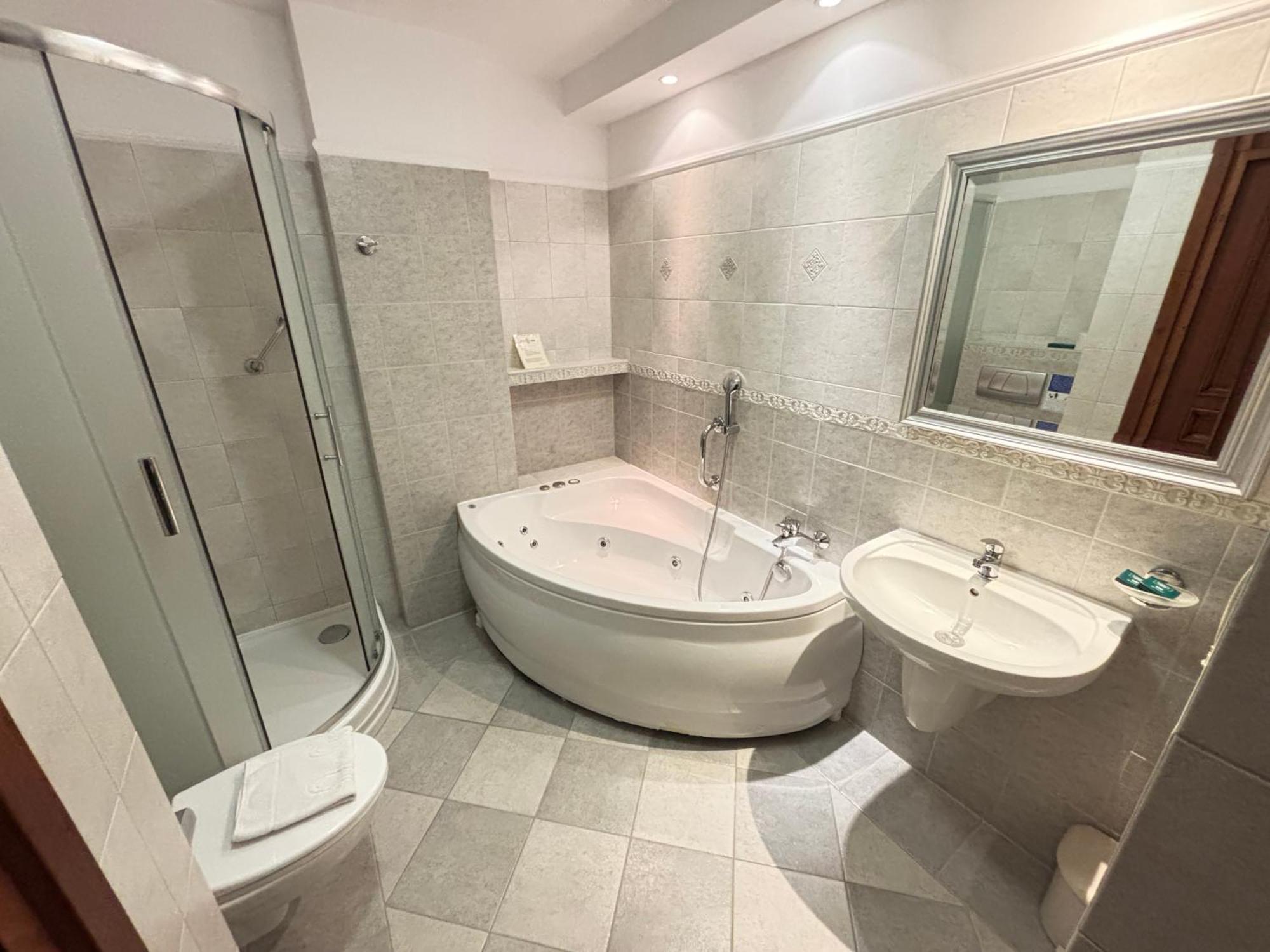 Suite mit Queensize-Bett und Whirlpool