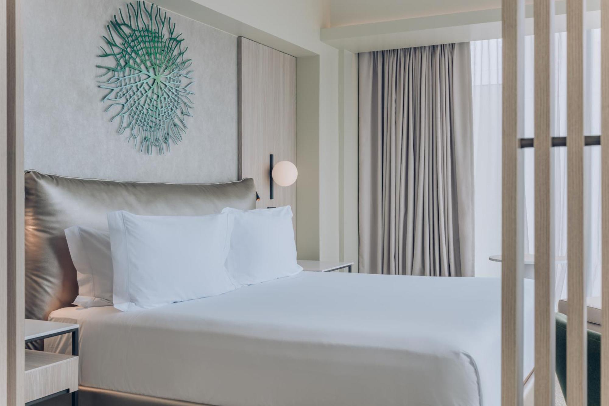 Zimmer mit Kingsize-Bett und Stadtblick - barrierefrei