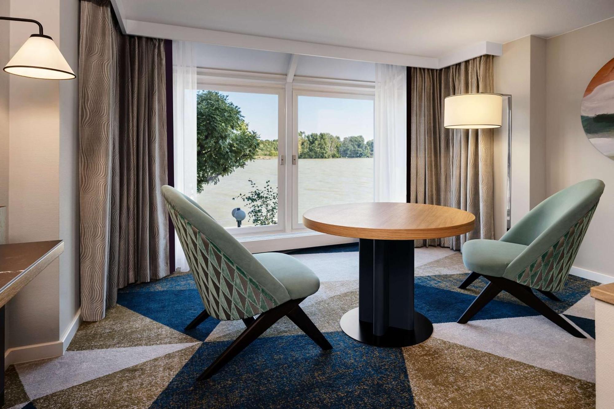 Deluxe Zimmer mit 2 Queensize-Betten und Blick auf das Wasser
