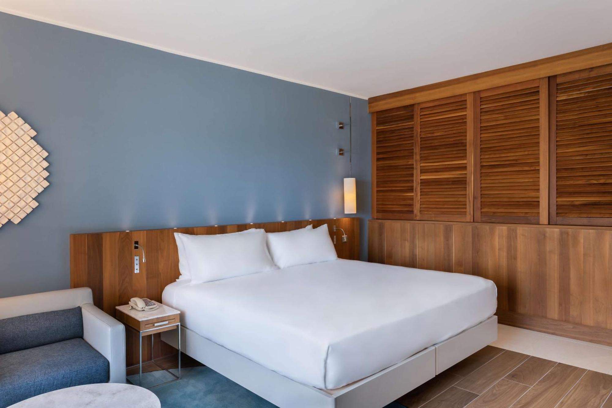 Deluxe Zimmer mit Kingsize-Bett, Schlafsofa und Gartenblick
