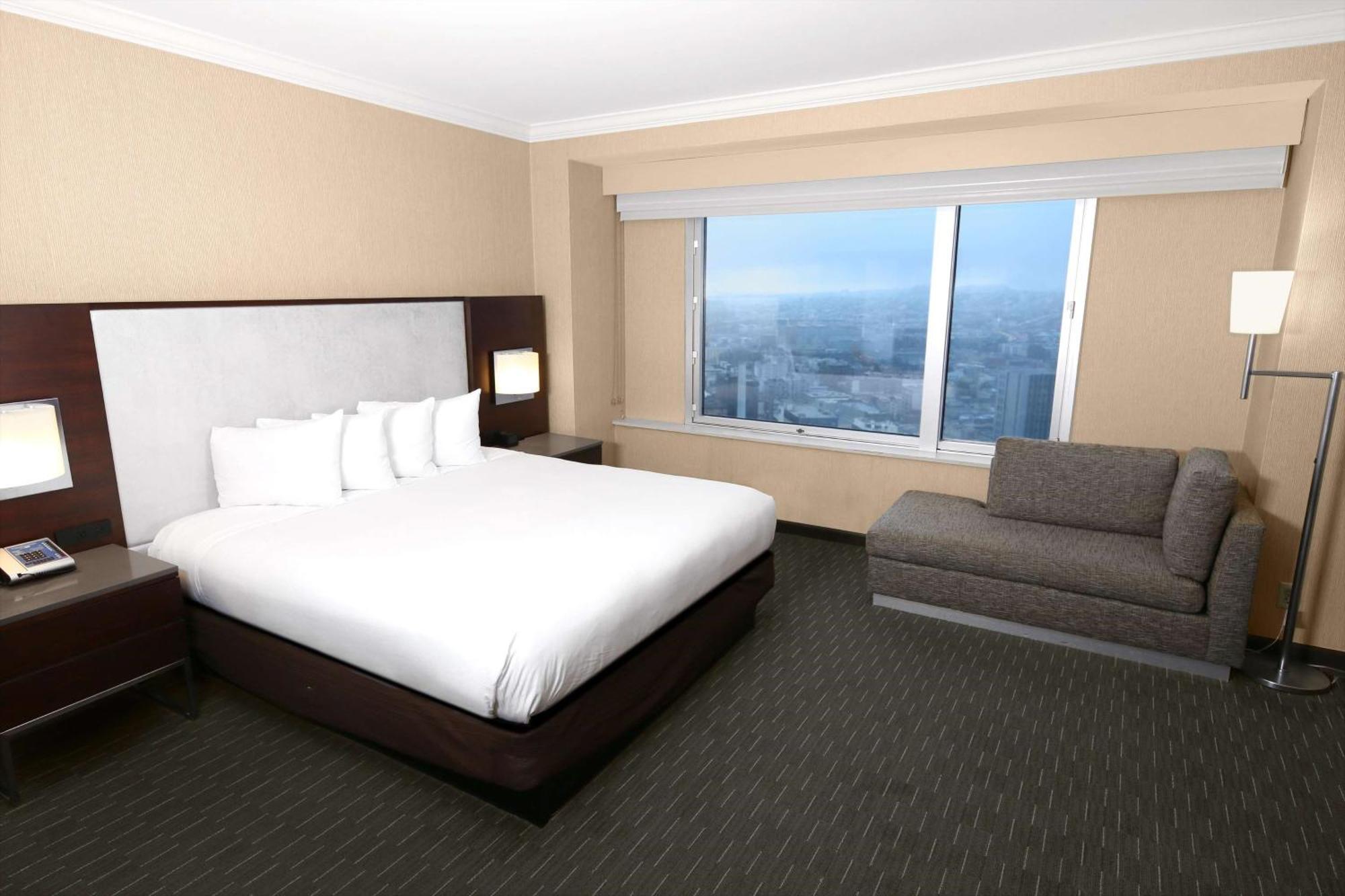 Suite mit 1 Schlafzimmer und 1 Kingsize-Bett mit Aussicht auf die Skyline