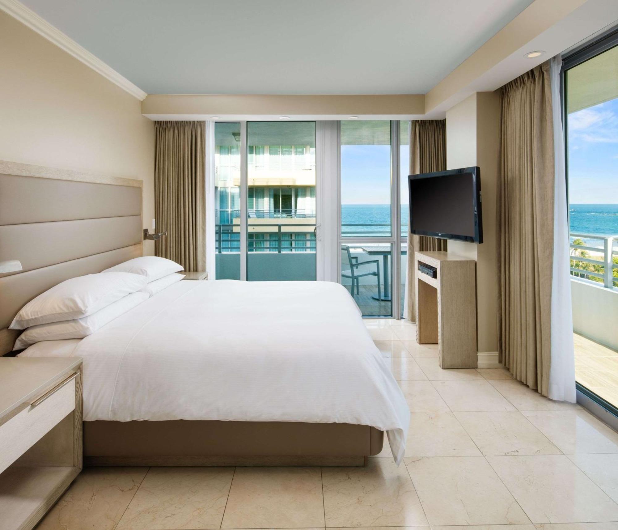 Zimmer mit Kingsize-Bett, Meerblick und Balkon