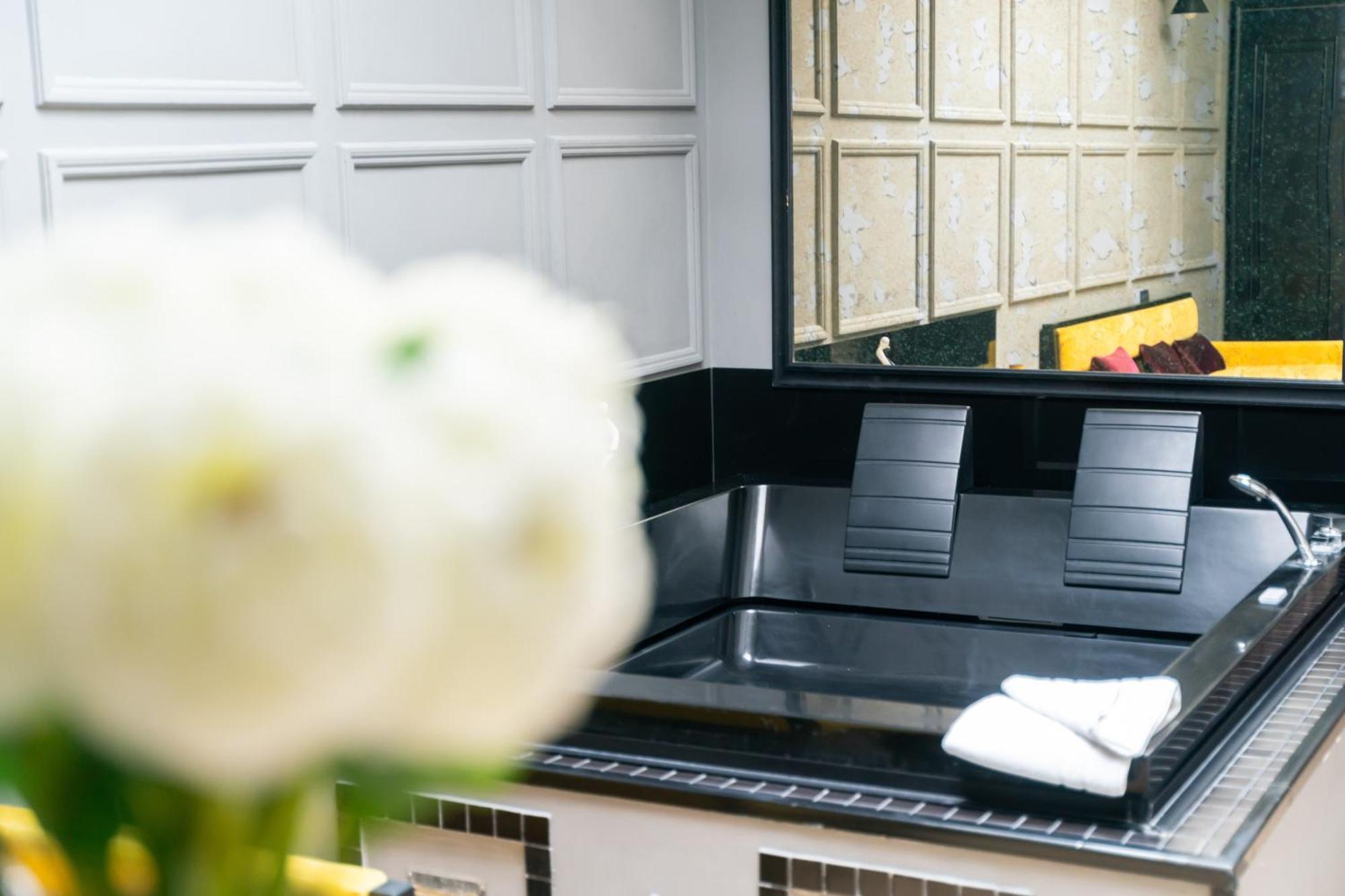 Suite mit Kingsize-Bett mit Whirlpool