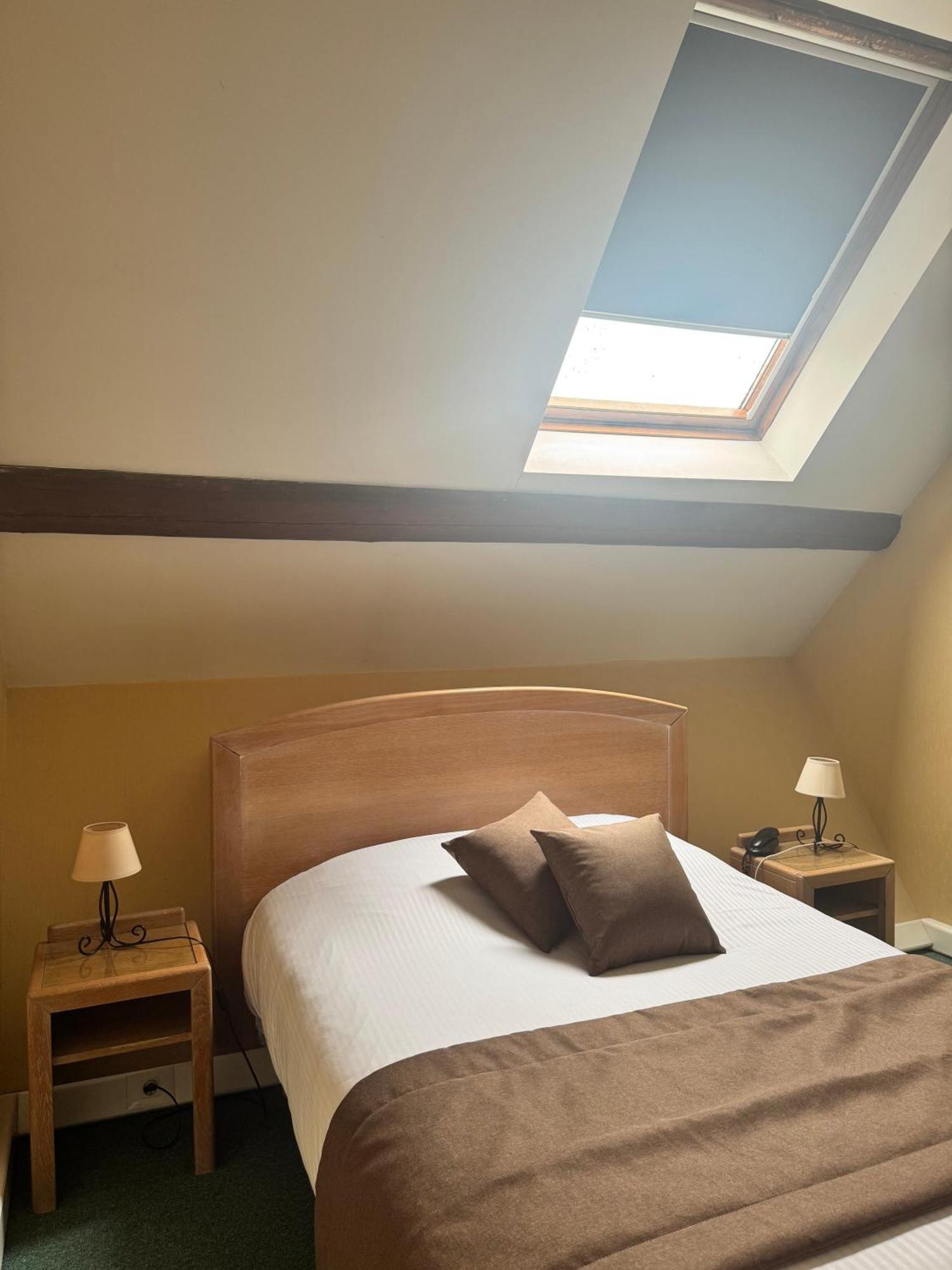 Maisonette-Zimmer im Dachgeschoss mit Treppe