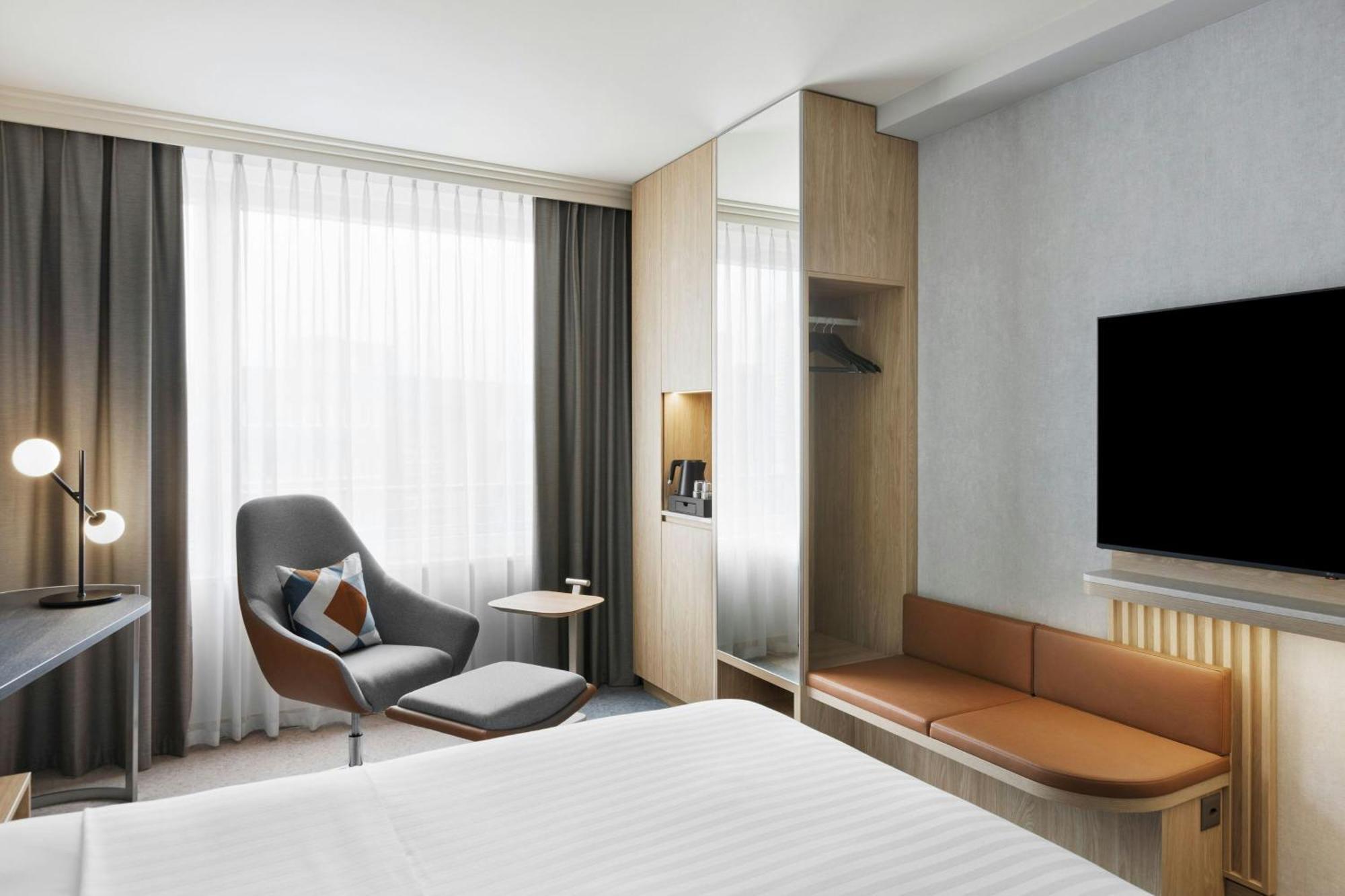 Superior Zimmer mit Kingsize-Bett und Blick auf den Innenhof