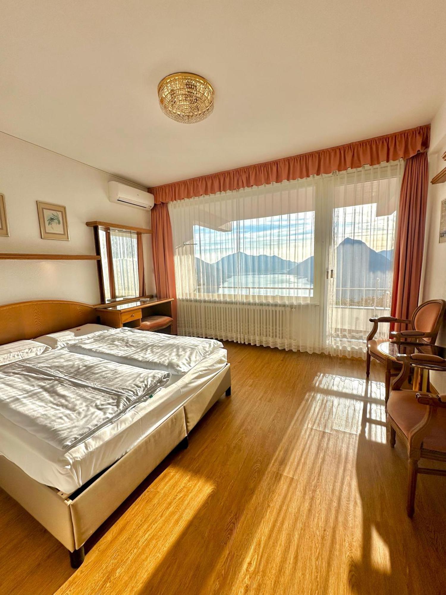 Doppelzimmer mit Seeblick und Balkon