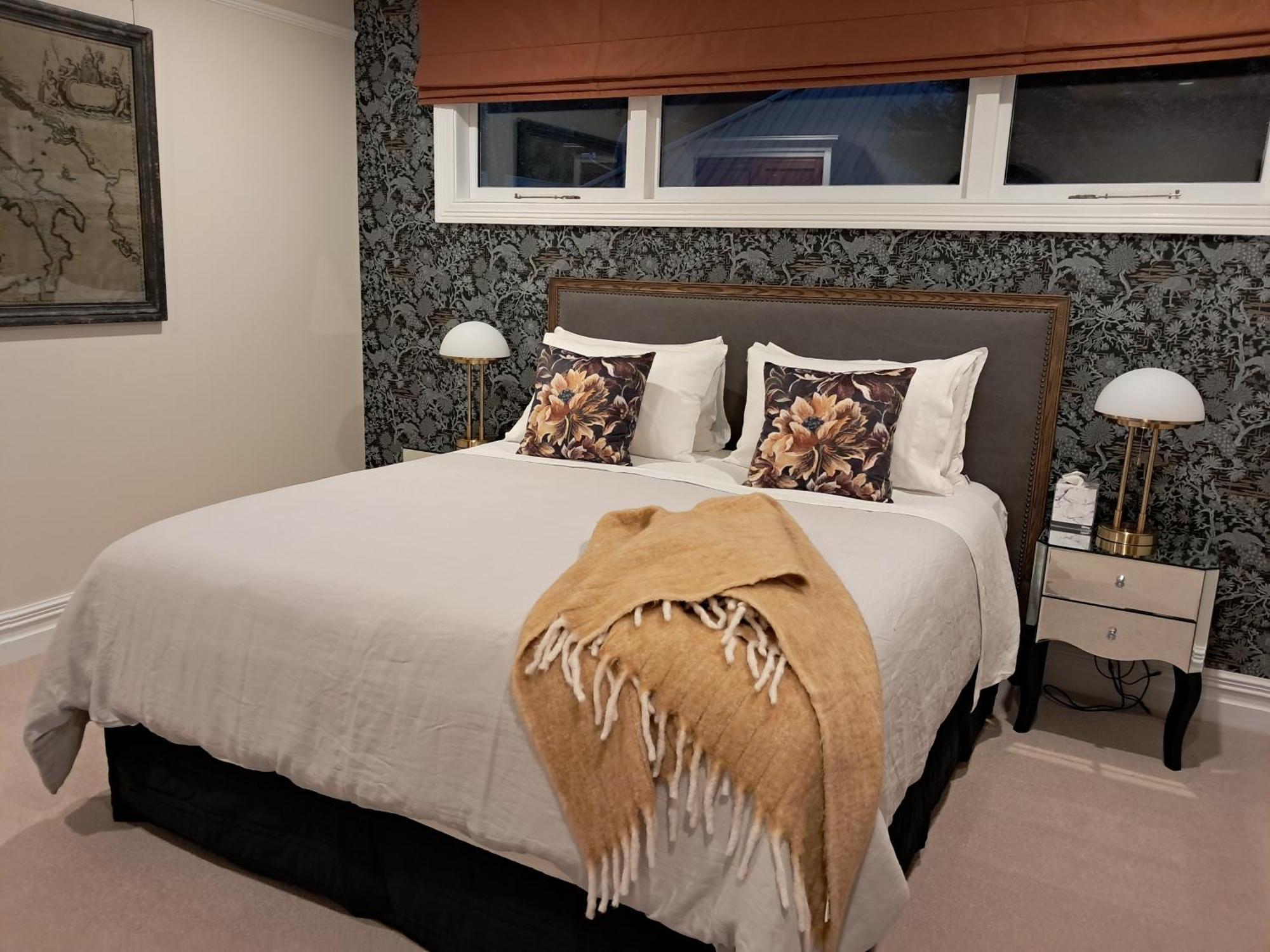 Zimmer mit Kingsize-Bett mit eigenem Bad