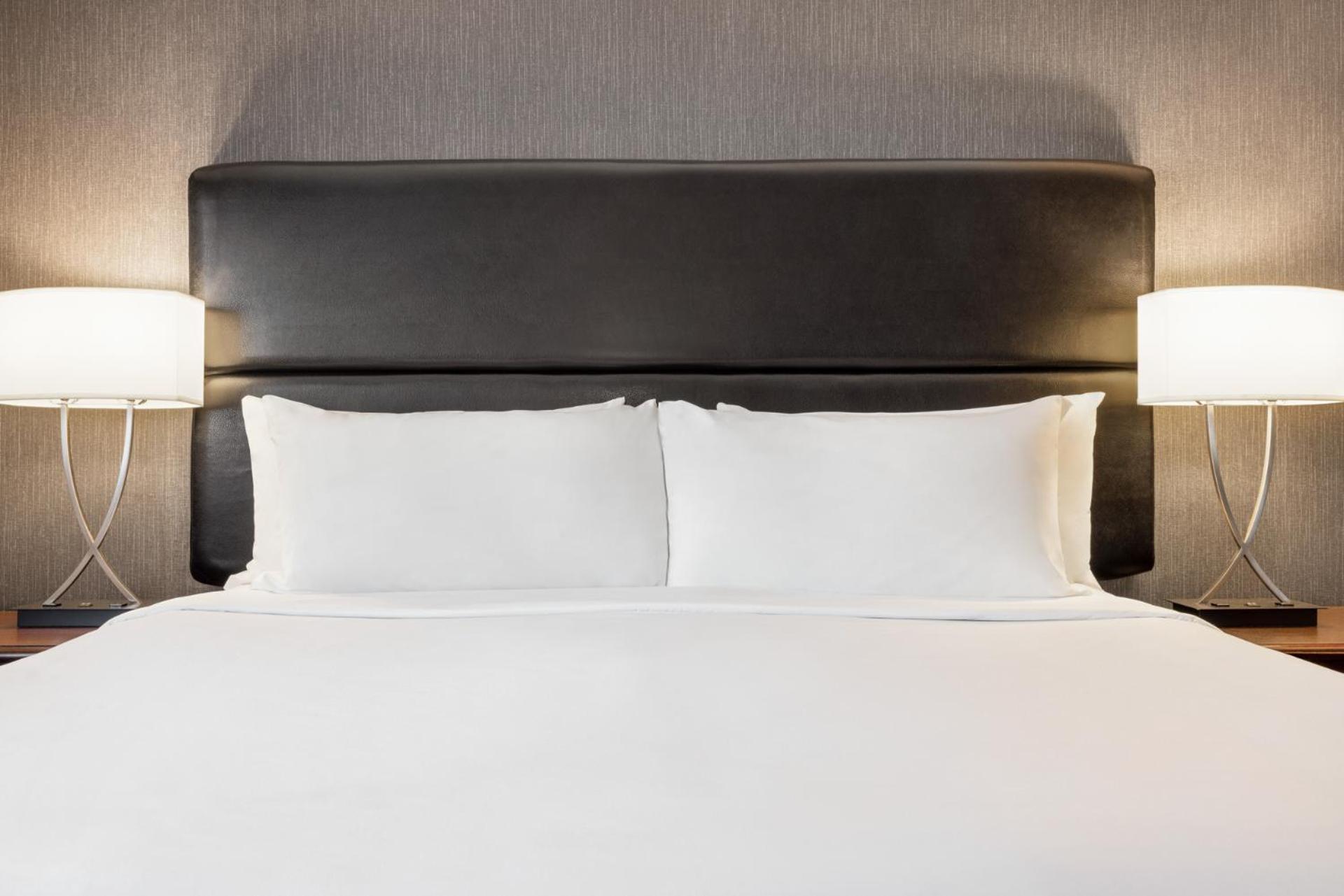 Zimmer mit Kingsize-Bett