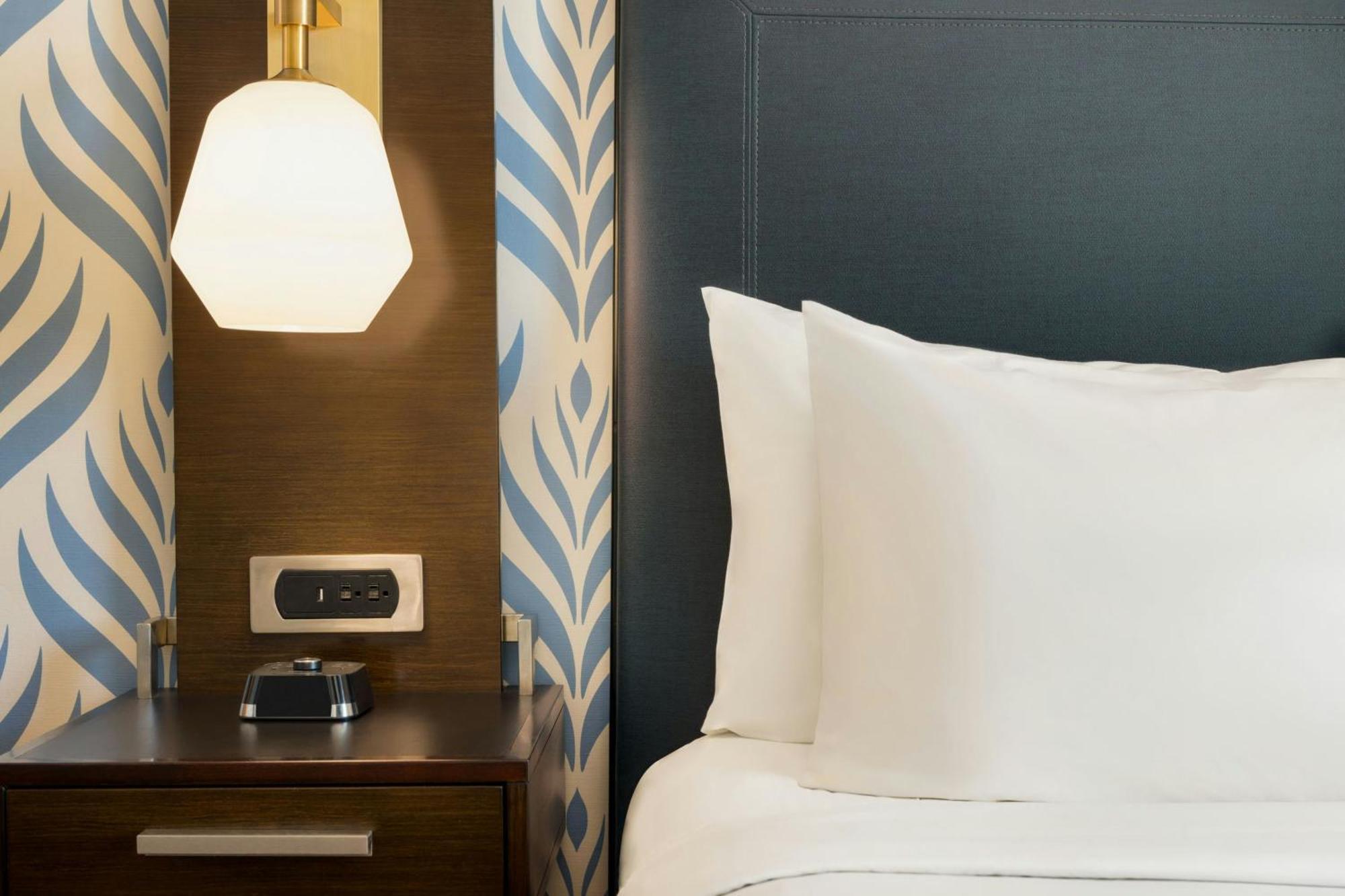Eckzimmer mit Kingsize-Bett