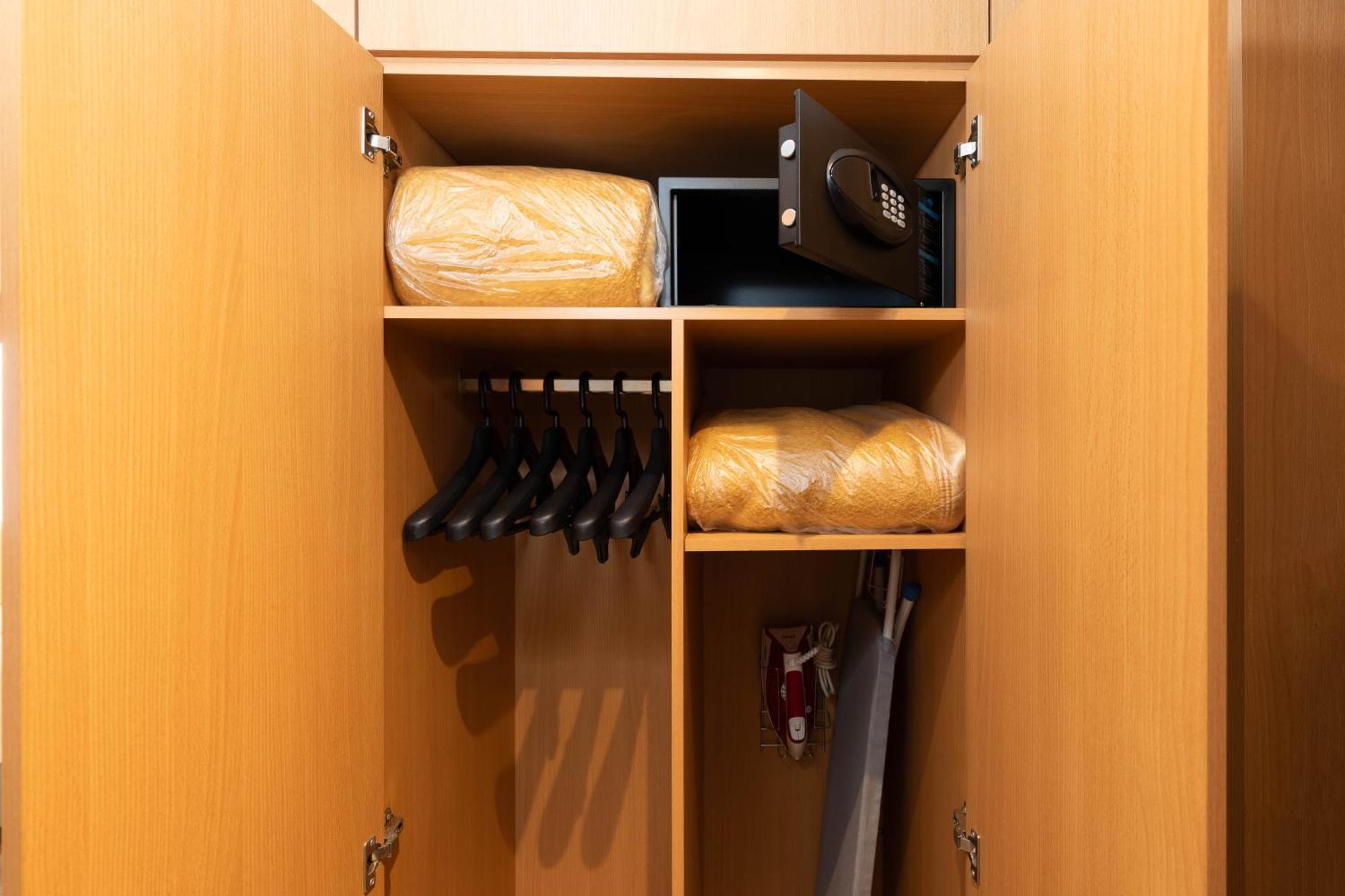 Zimmer mit Kingsize-Bett