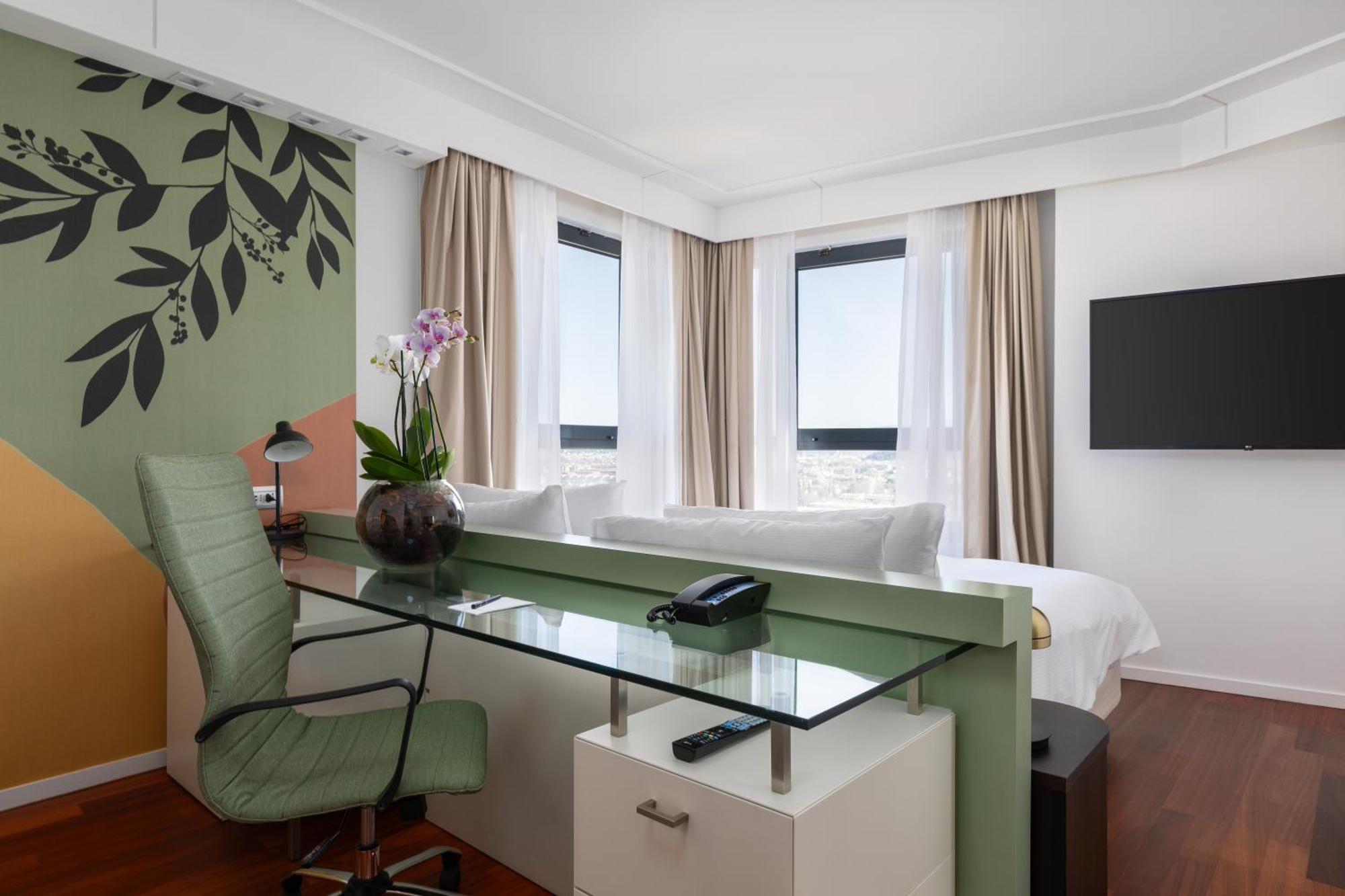 Executive Eckzimmer mit Kingsize-Bett und Stadtblick