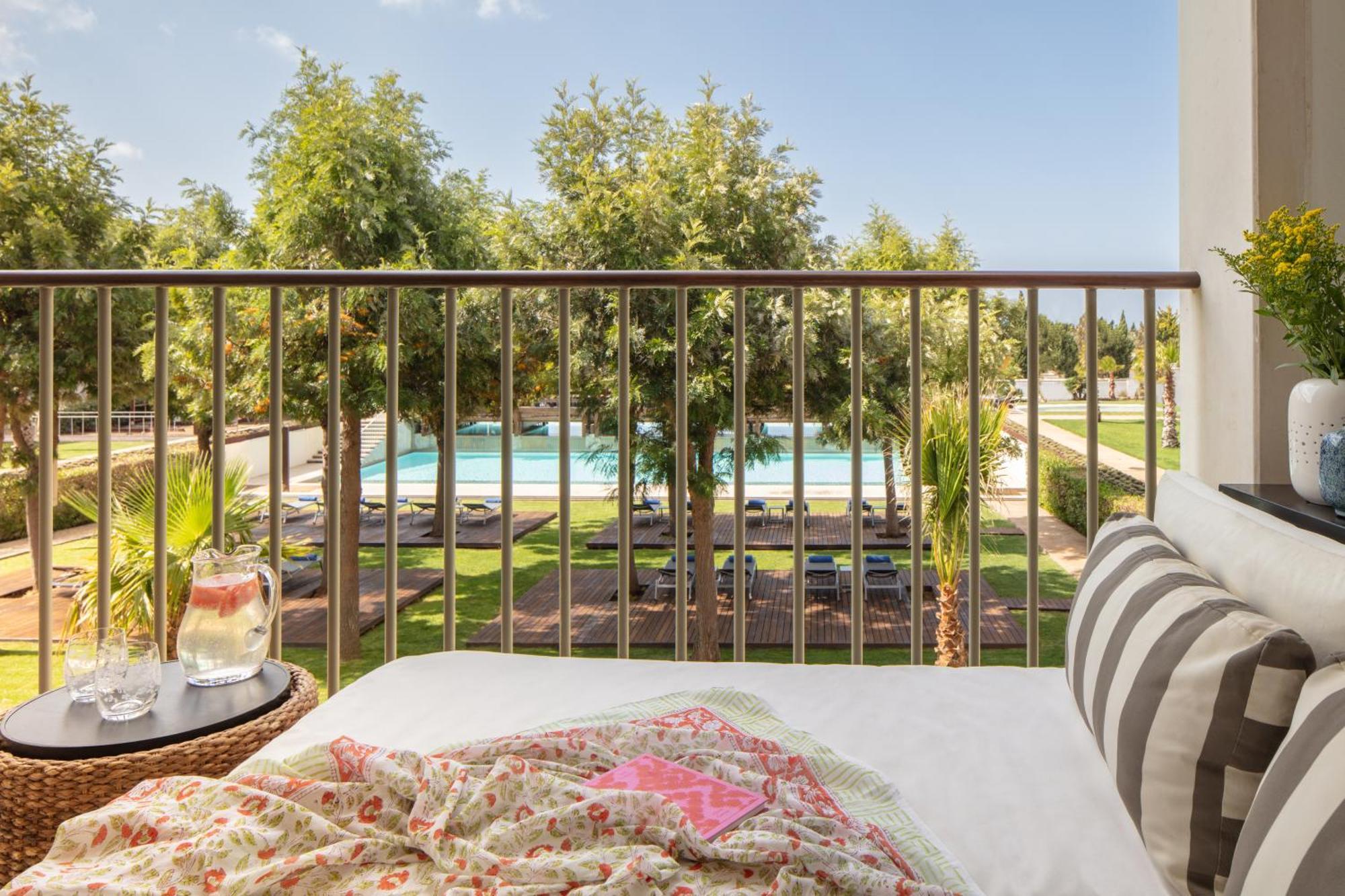 Deluxe Zweibettzimmer mit Balkon und Poolblick