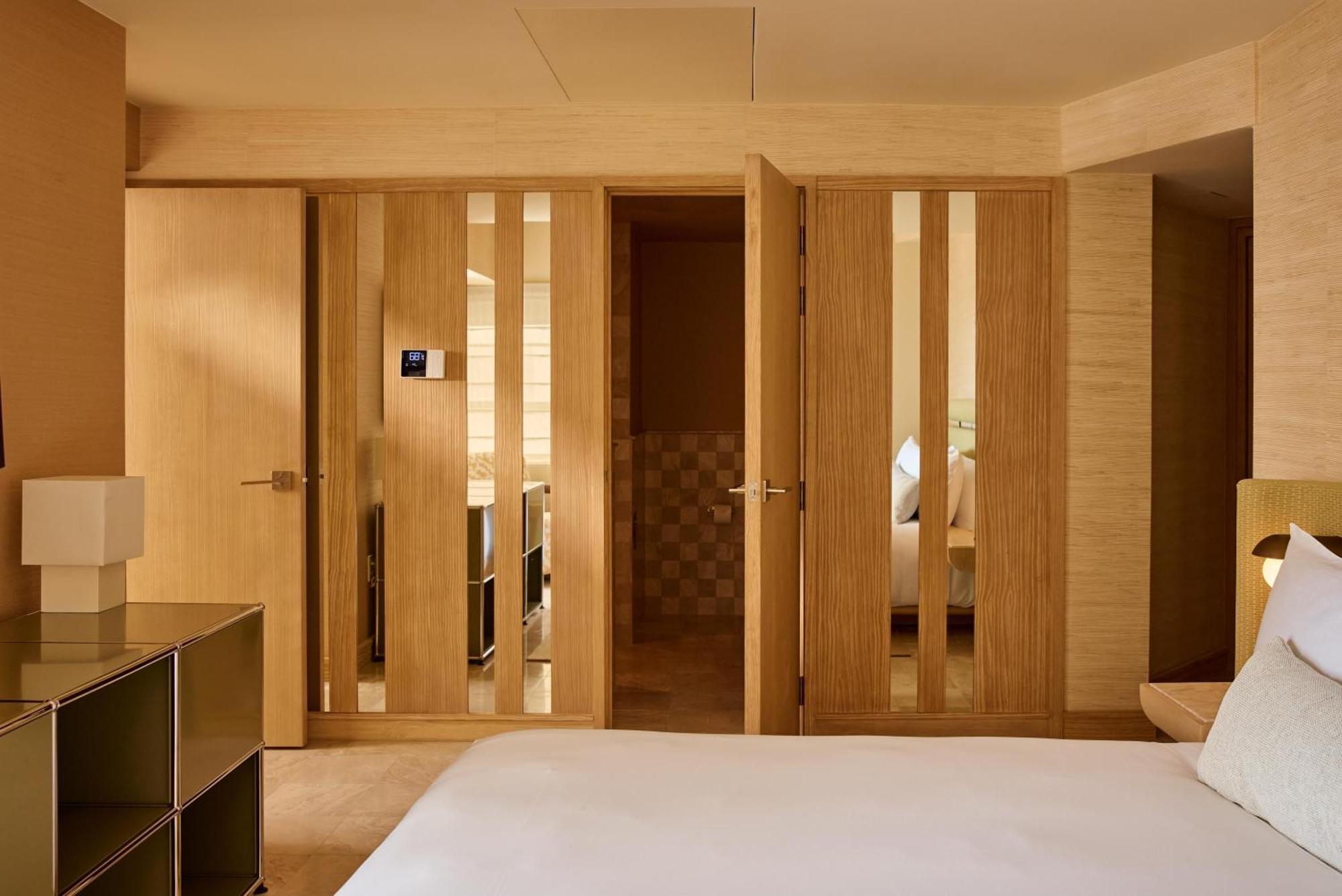 Zimmer mit 2 Queensize-Betten und Stadtblick