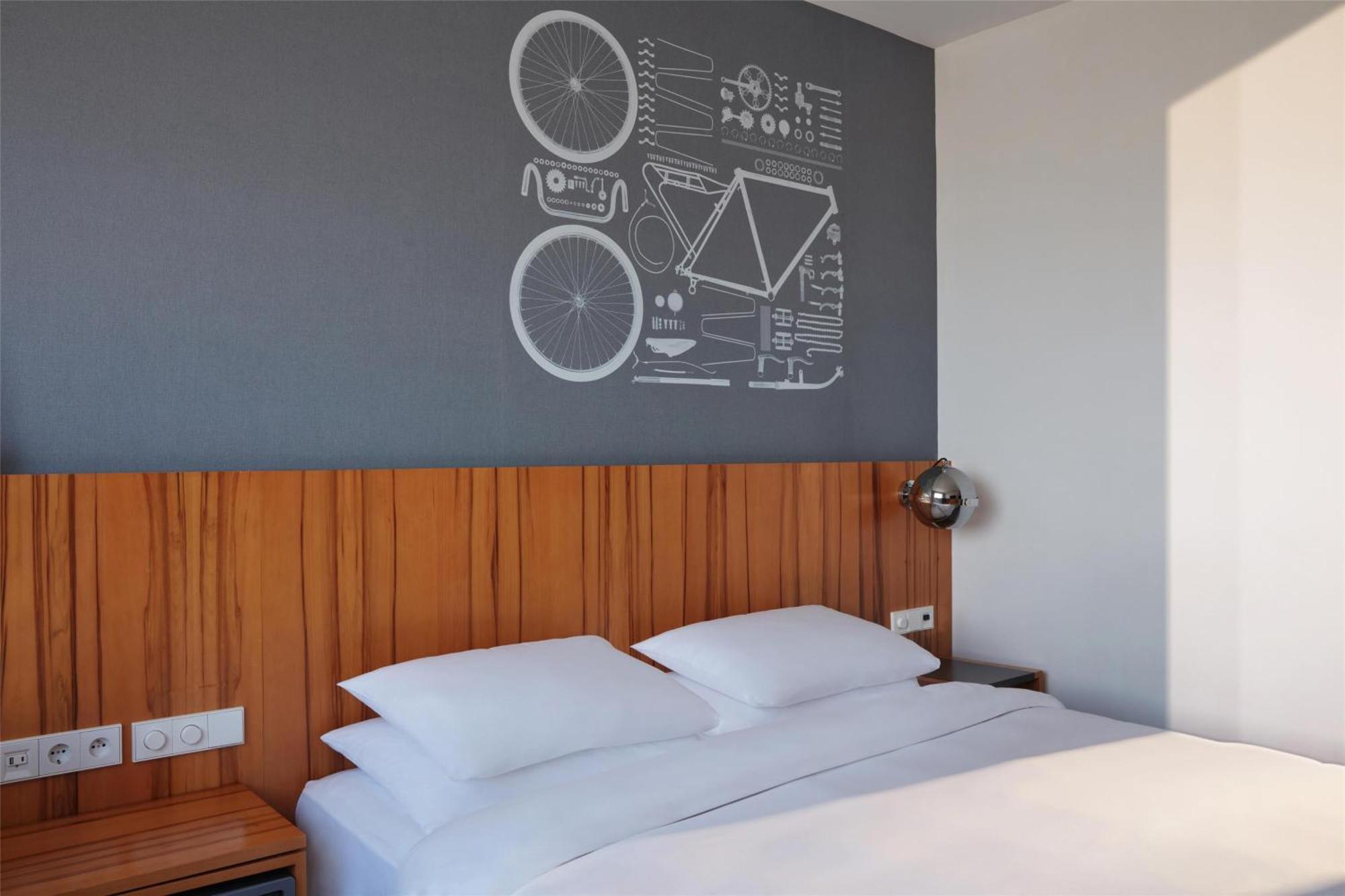 Deluxe Zimmer mit Kingsize-Bett und Blick auf Montmartre