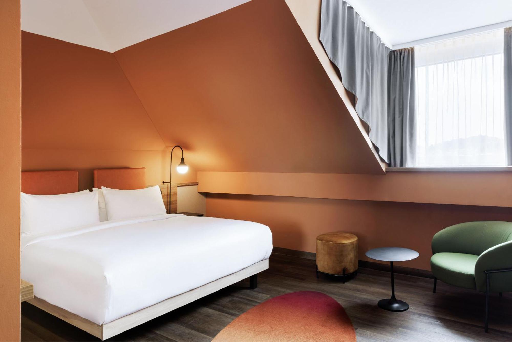 Junior Suite mit Kingsize-Bett und Hofblick