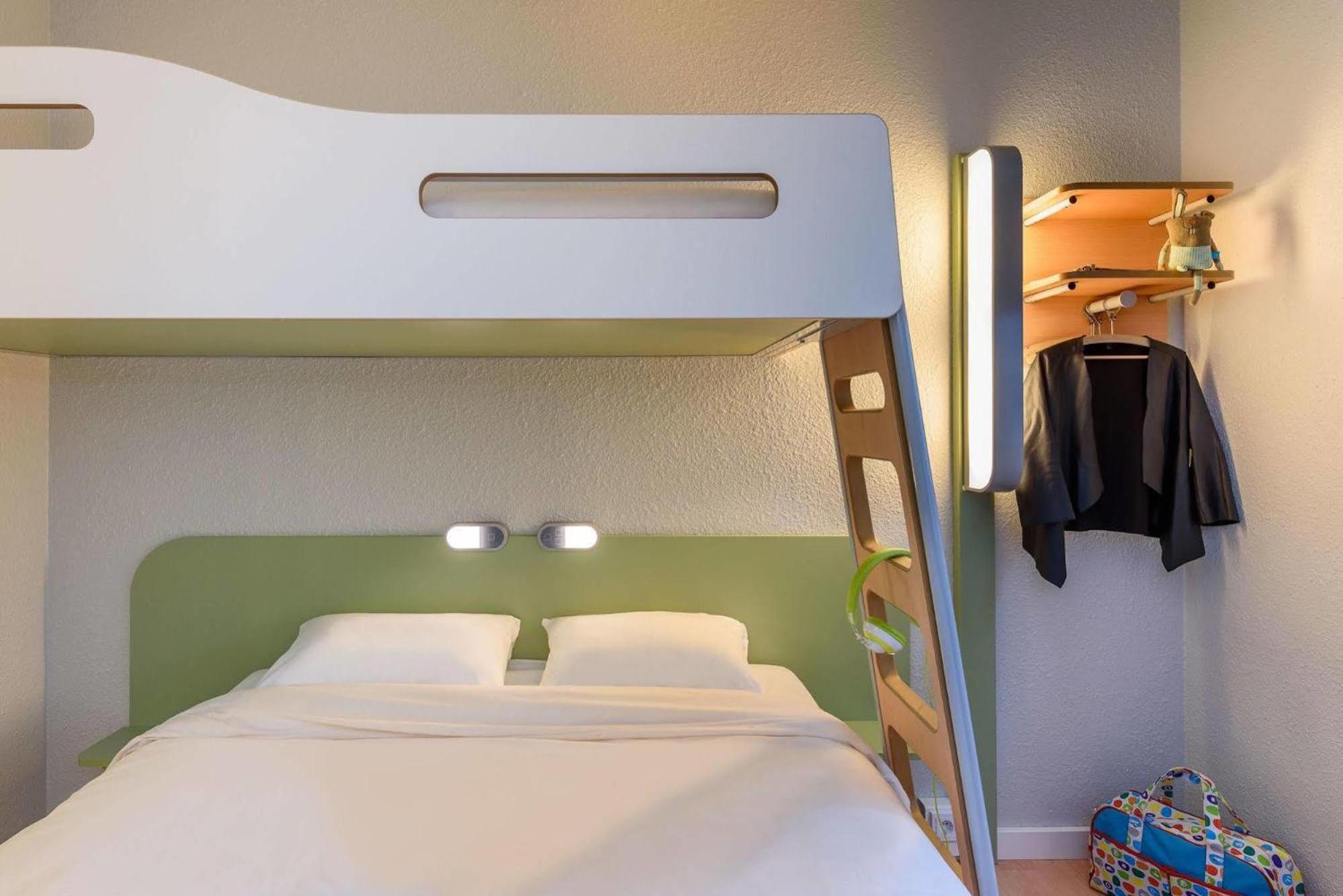 Dreibettzimmer mit 1 Doppelbett und 1 Etagenbett