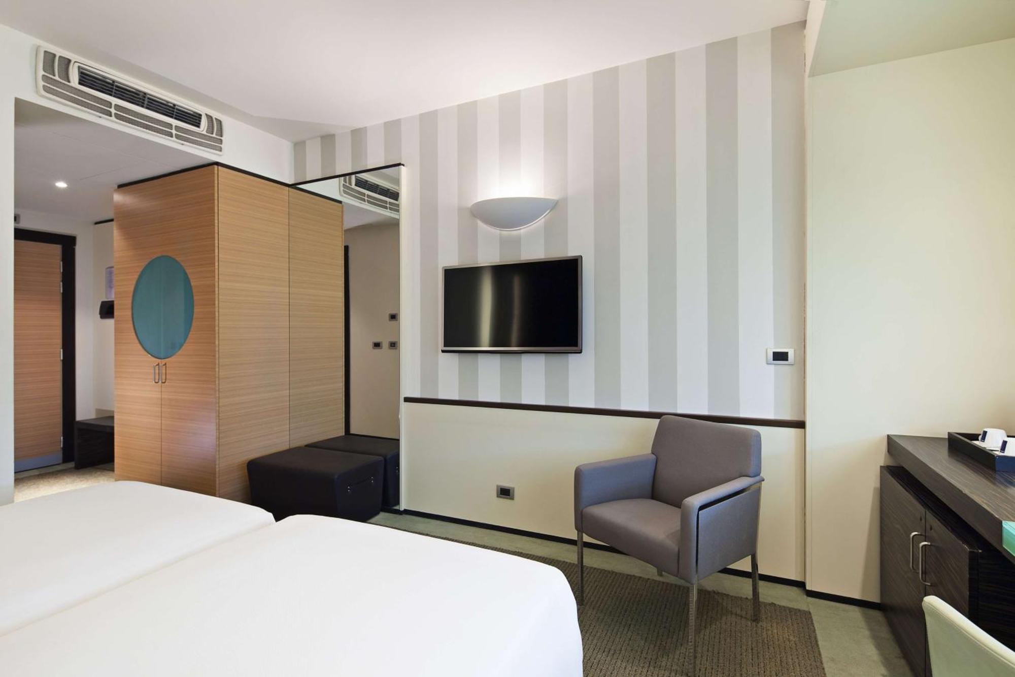 Familienzimmer mit Verbindungstür und Zustellbett (2 Erwachsene + 3 Kinder)