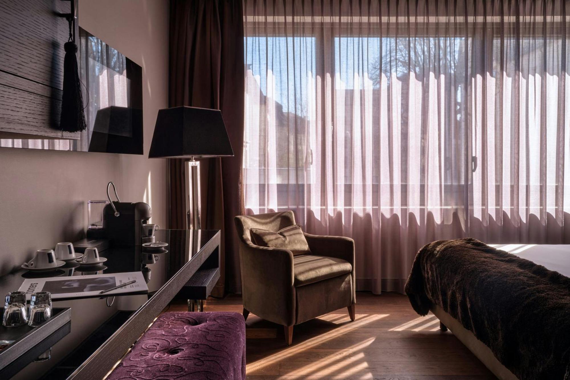 Comfort Zimmer mit Queensize-Bett und Blick auf den Innenhof