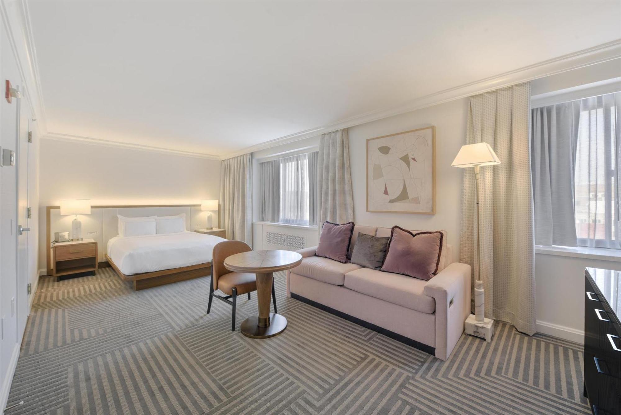 Zimmer mit Kingsize-Bett und Badewanne - barrierefrei