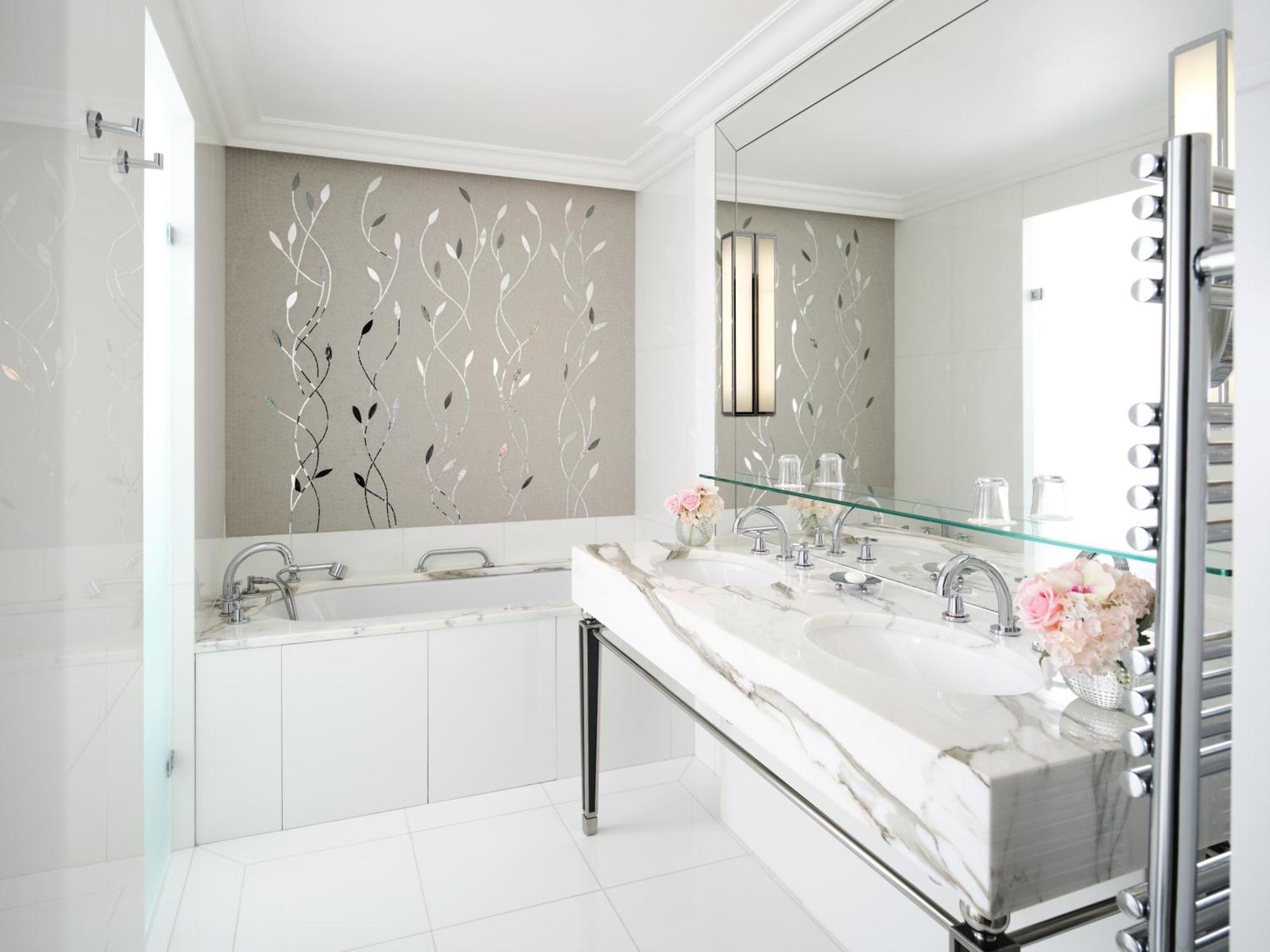 Junior Suite mit Blick auf die Avenue Montaigne