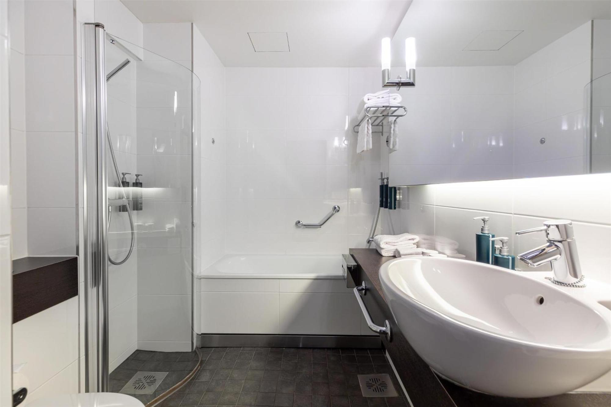 Junior Suite mit Kingsize-Bett und seitlichem Meerblick